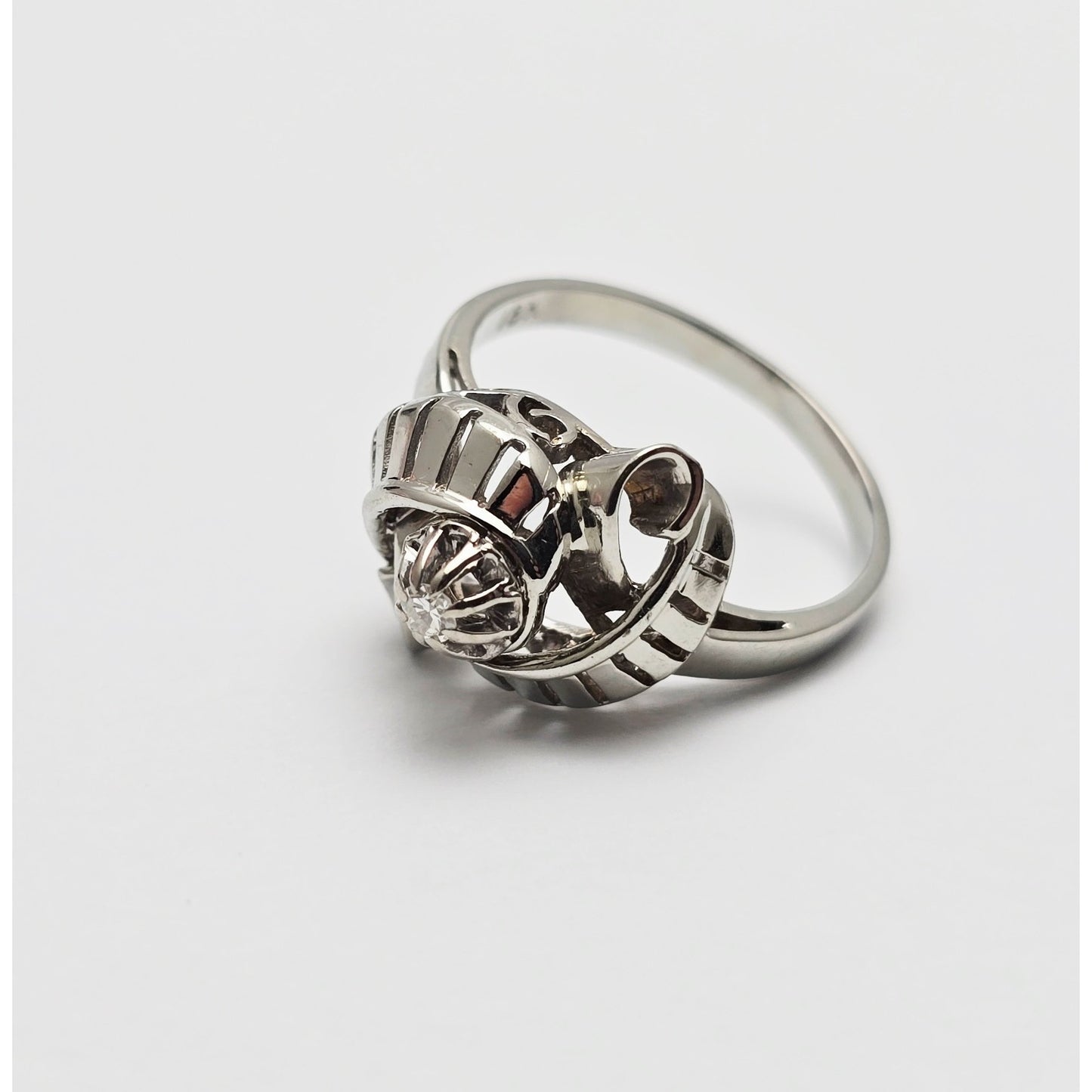 18K White Gold Round Cut Diamond Interlocking Ring