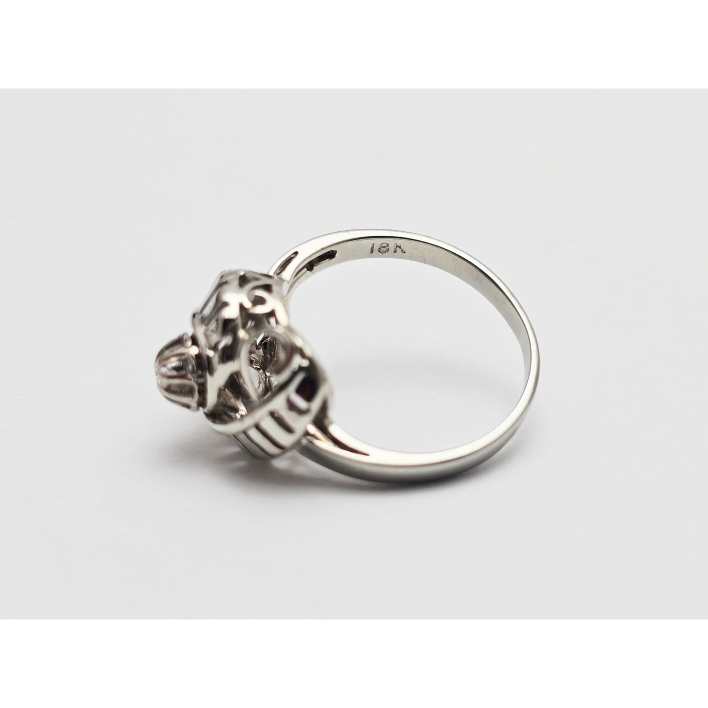 18K White Gold Round Cut Diamond Interlocking Ring