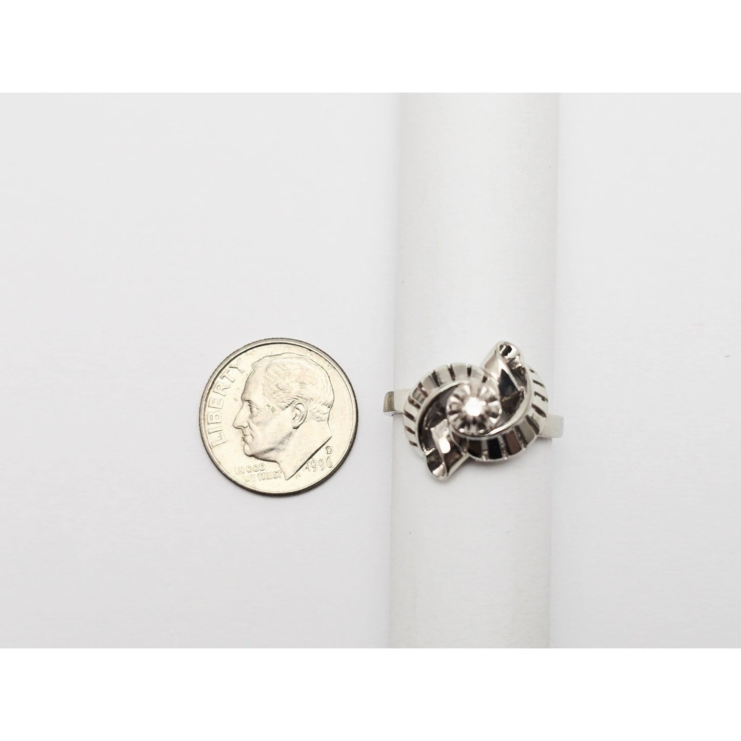18K White Gold Round Cut Diamond Interlocking Ring