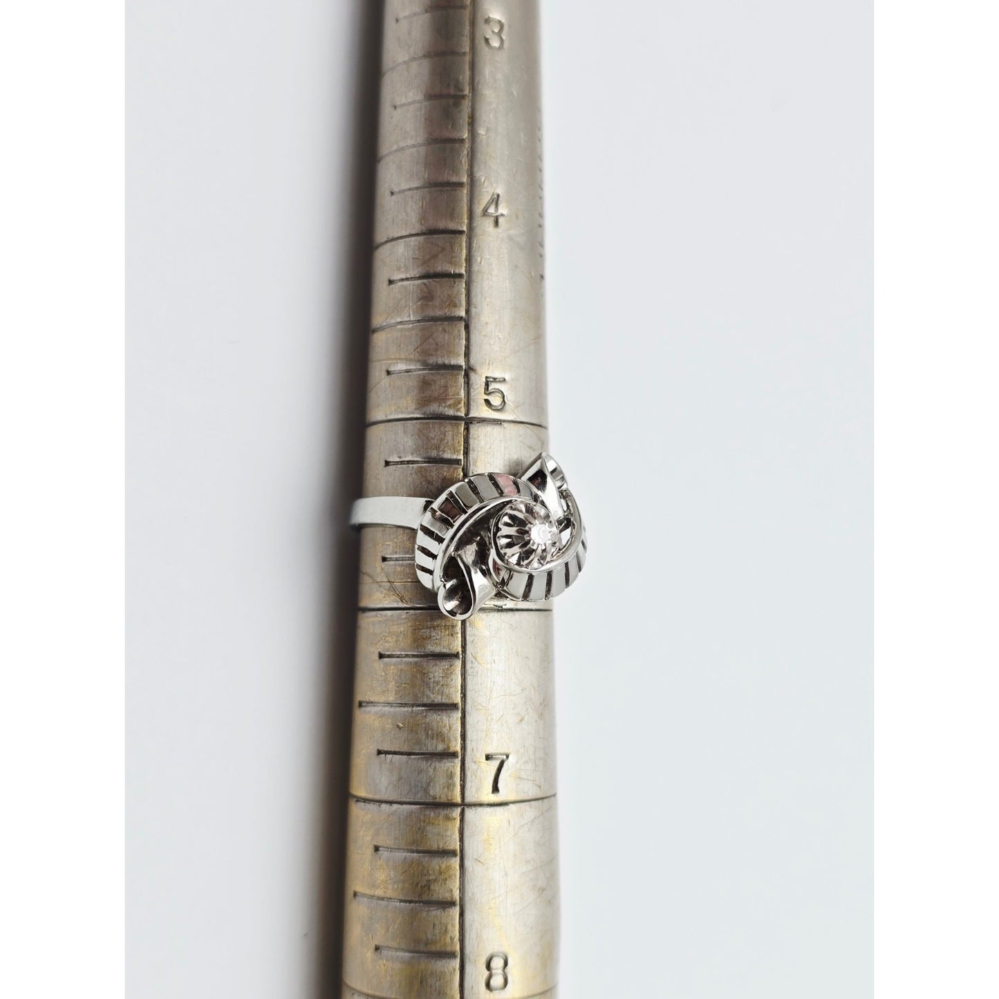 18K White Gold Round Cut Diamond Interlocking Ring