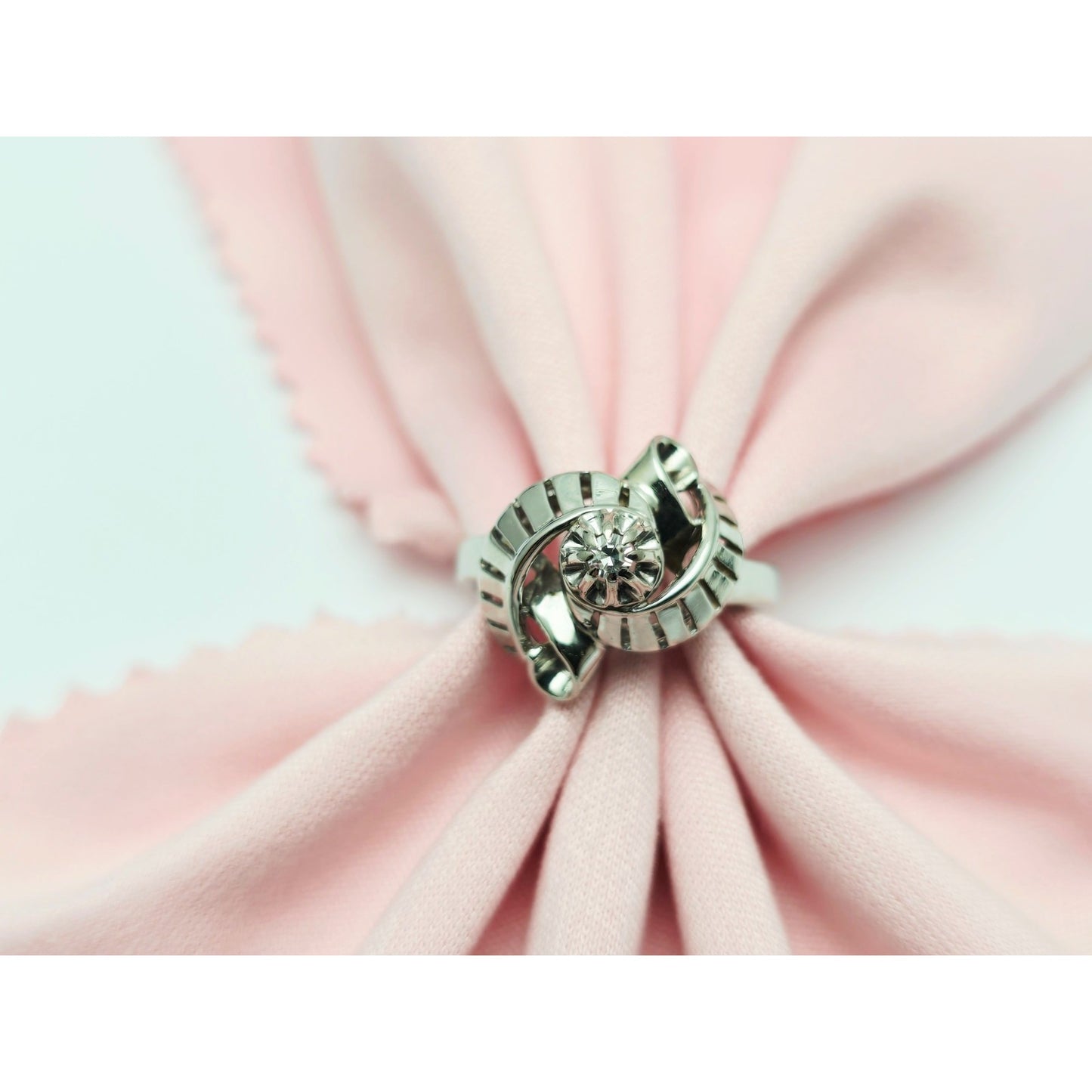 18K White Gold Round Cut Diamond Interlocking Ring