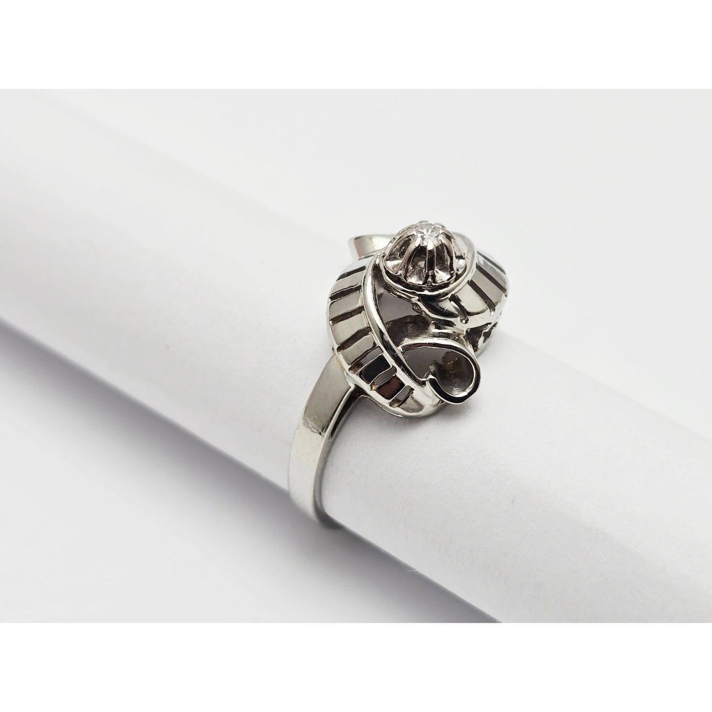 18K White Gold Round Cut Diamond Interlocking Ring