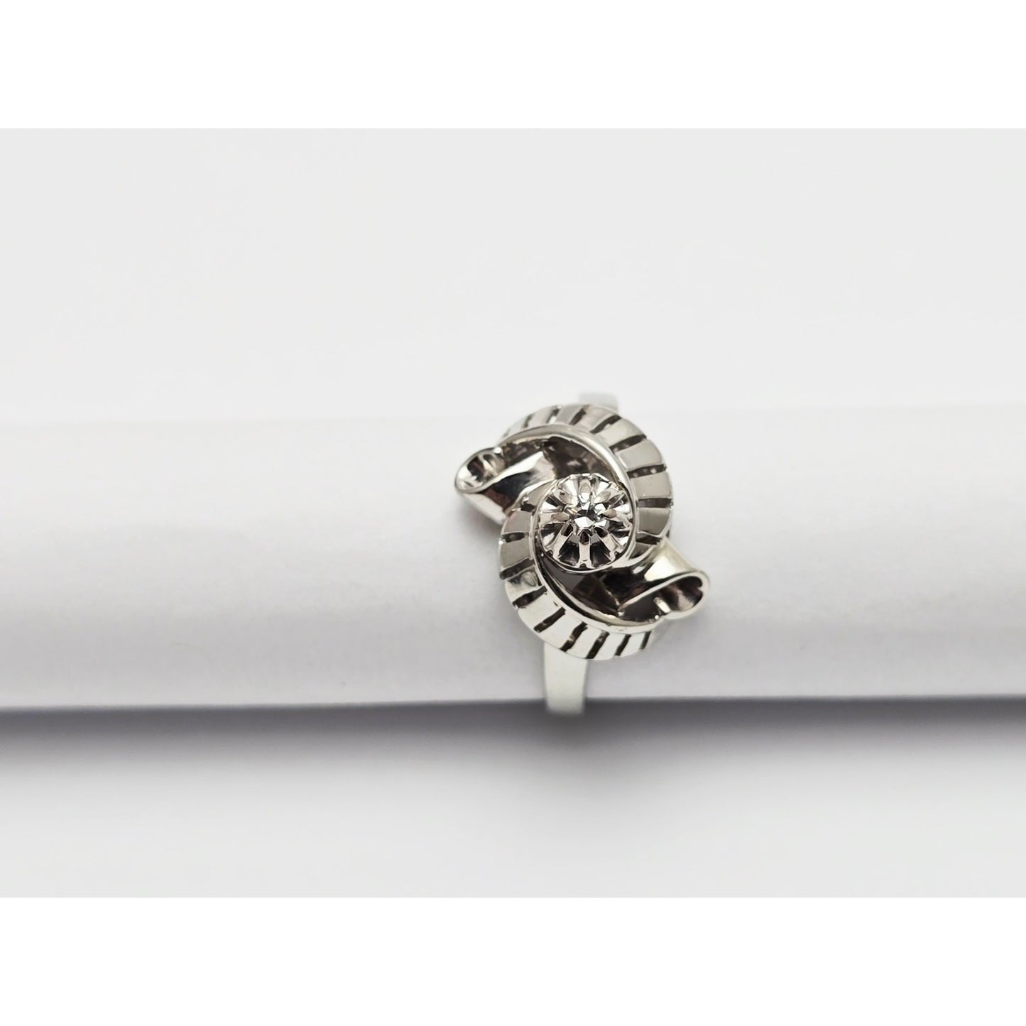 18K White Gold Round Cut Diamond Interlocking Ring
