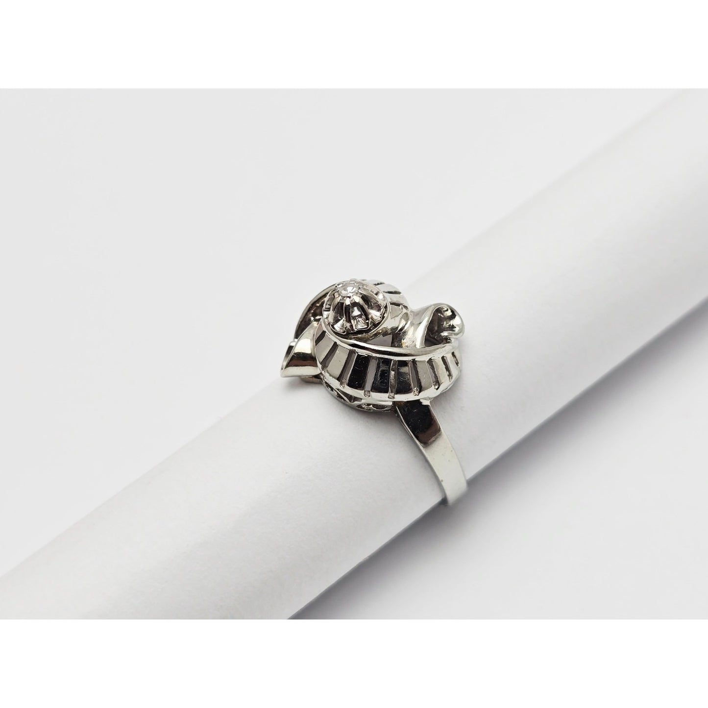 18K White Gold Round Cut Diamond Interlocking Ring