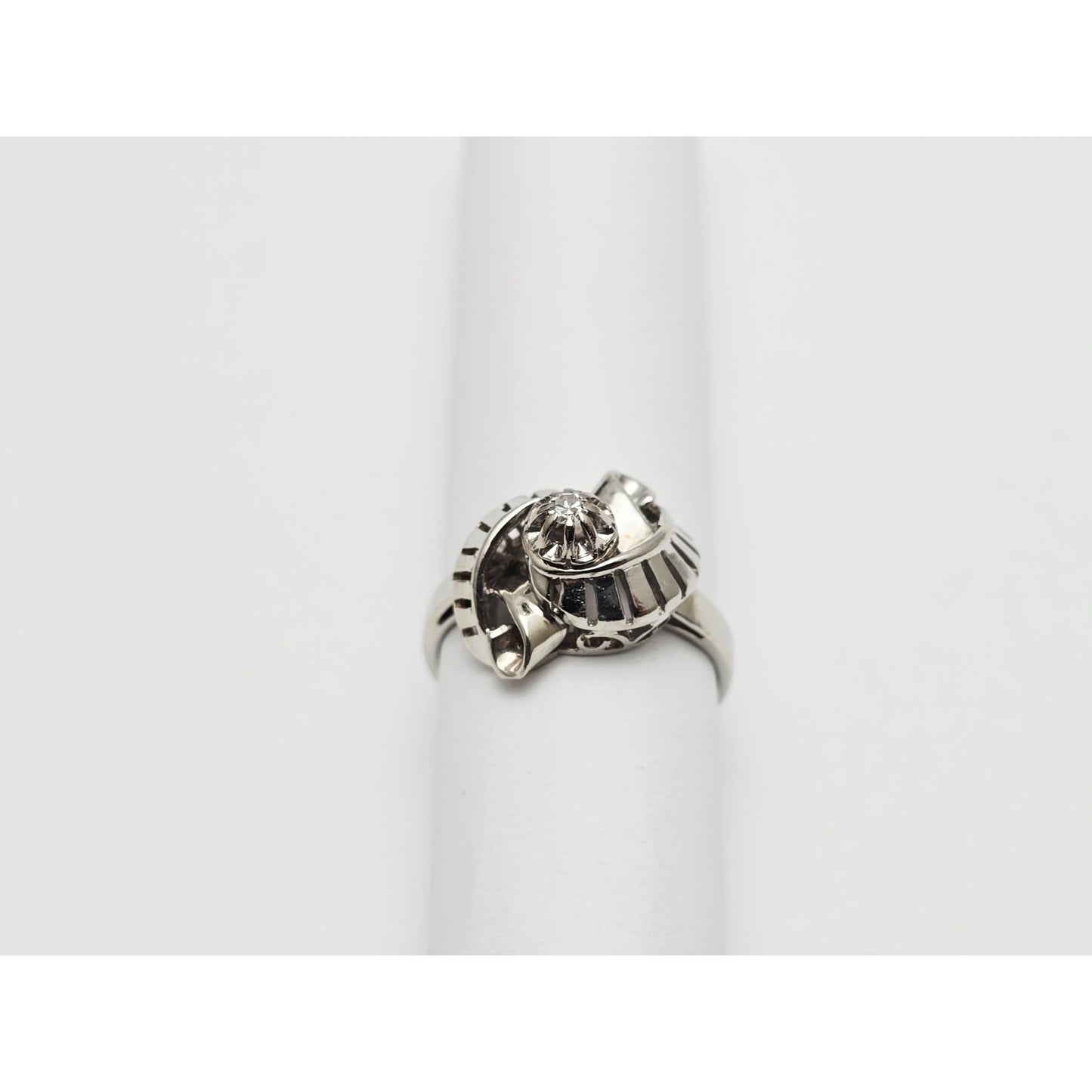 18K White Gold Round Cut Diamond Interlocking Ring