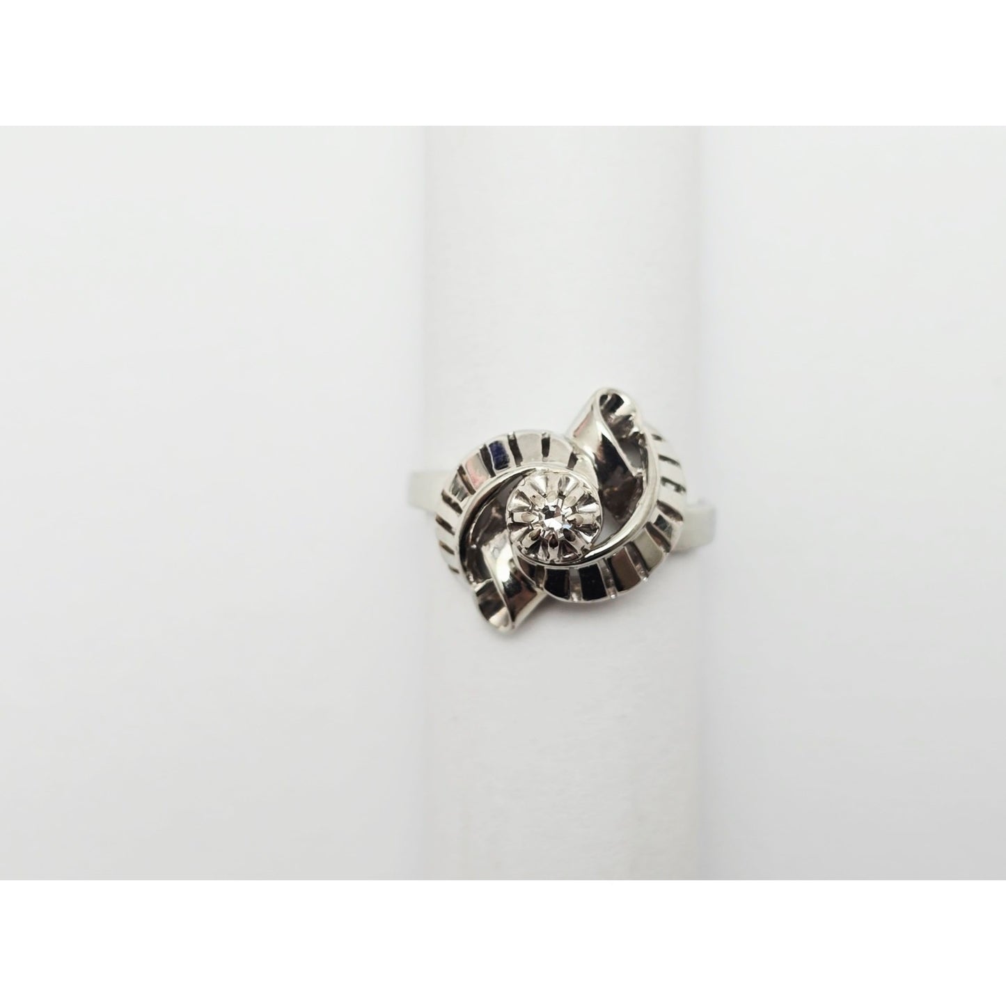 18K White Gold Round Cut Diamond Interlocking Ring