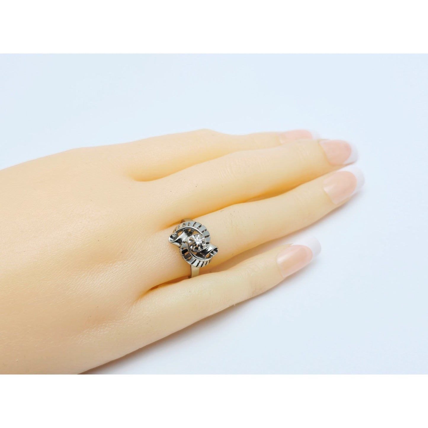 18K White Gold Round Cut Diamond Interlocking Ring