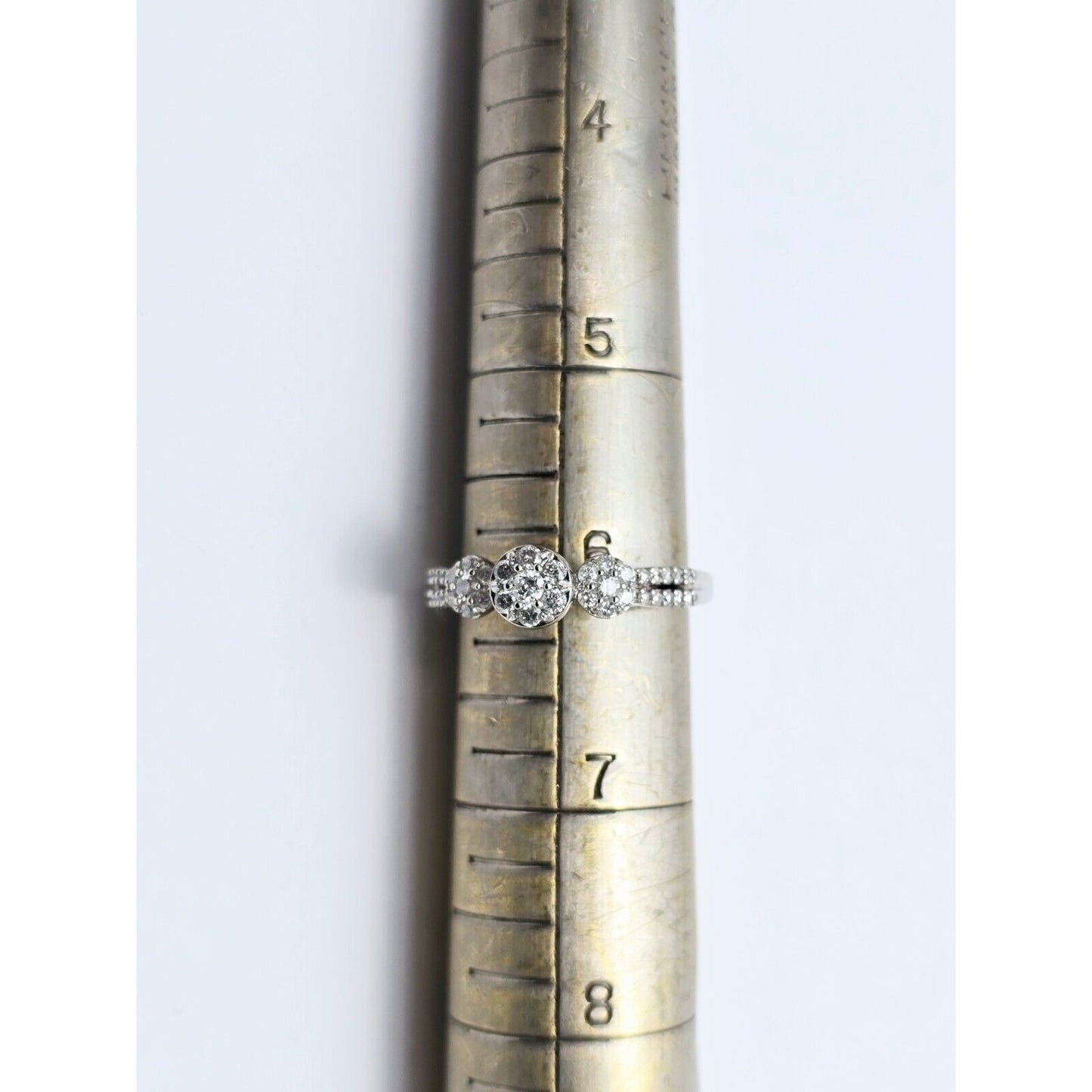 10K White Gold Round Cut Diamond Ring