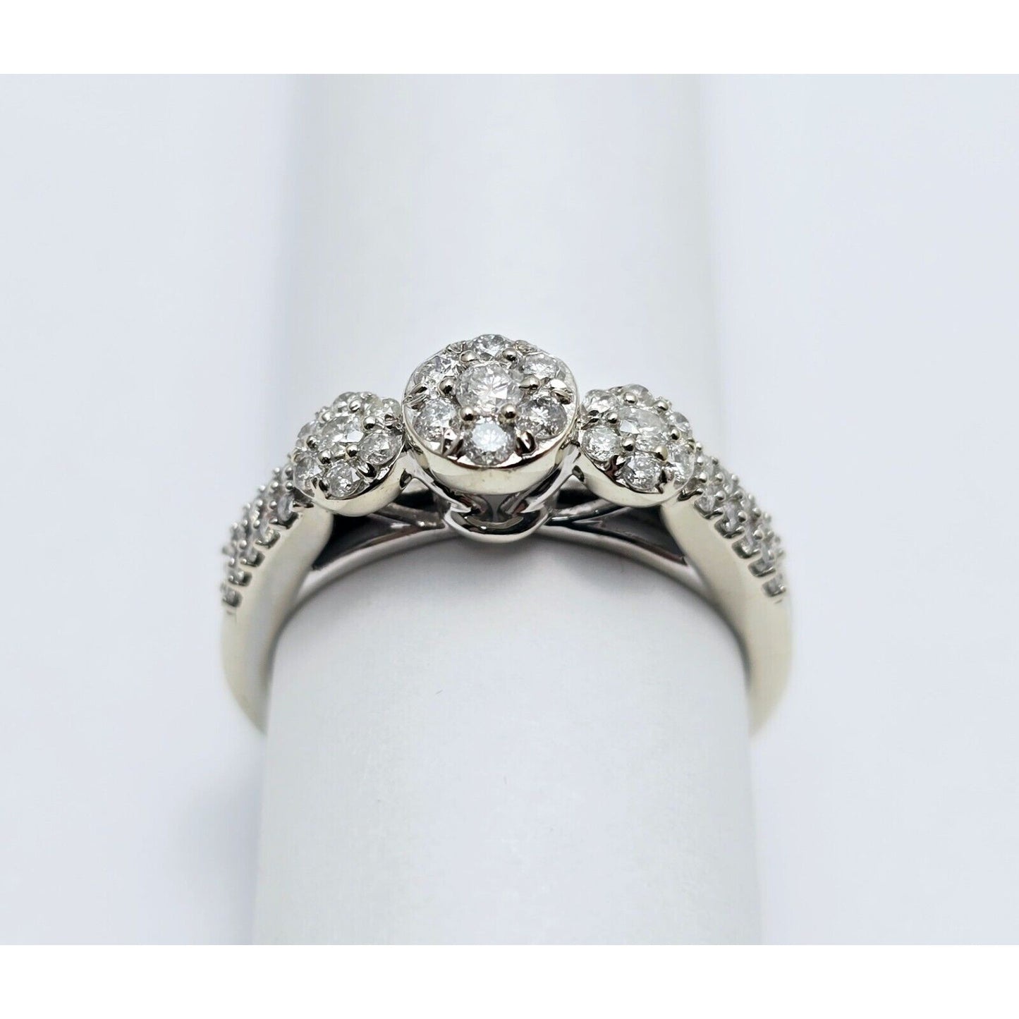 10K White Gold Round Cut Diamond Ring