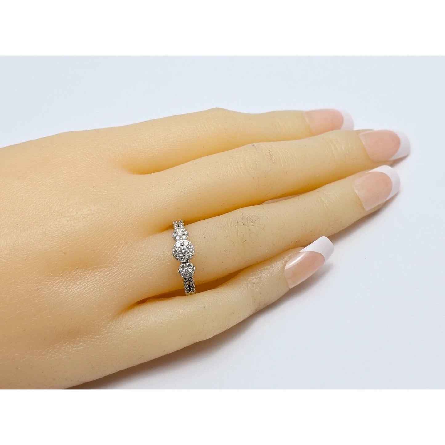 10K White Gold Round Cut Diamond Ring