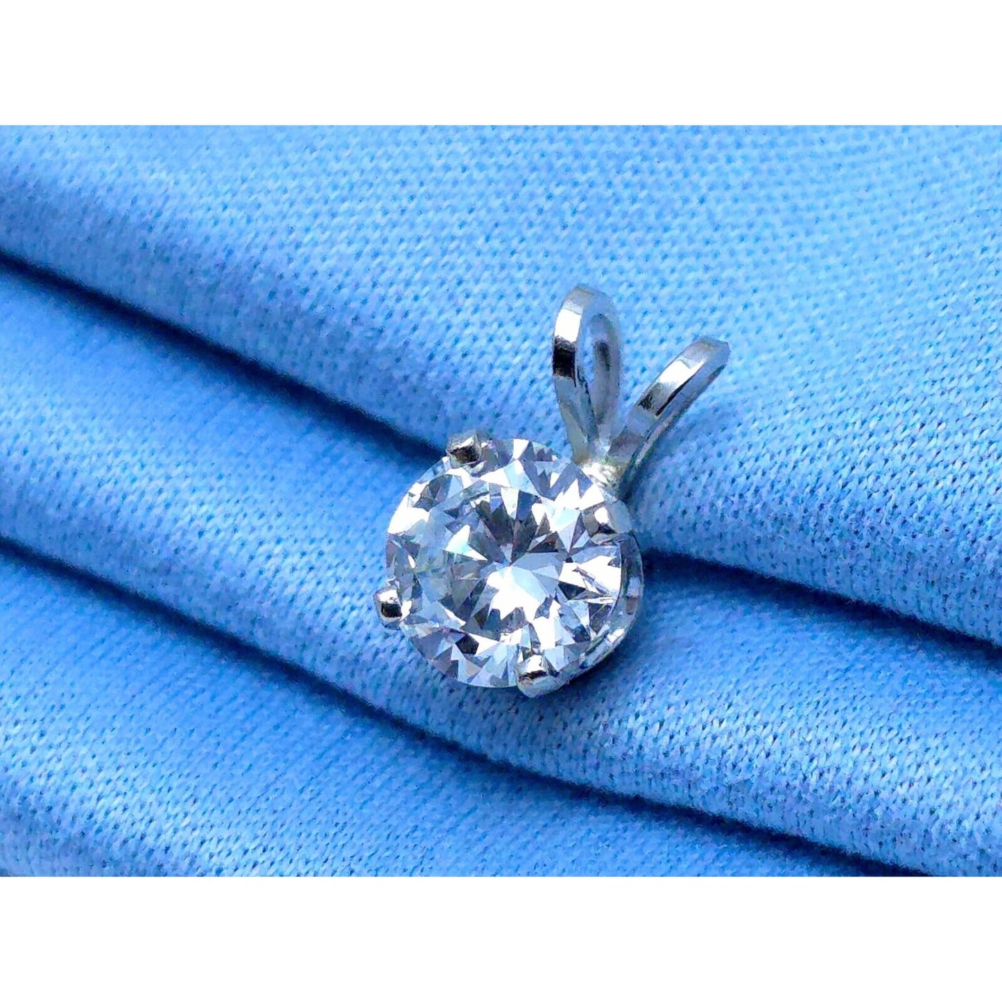 14K White Gold 4 Prong Wire Basket Diamond Classic Charm Pendant