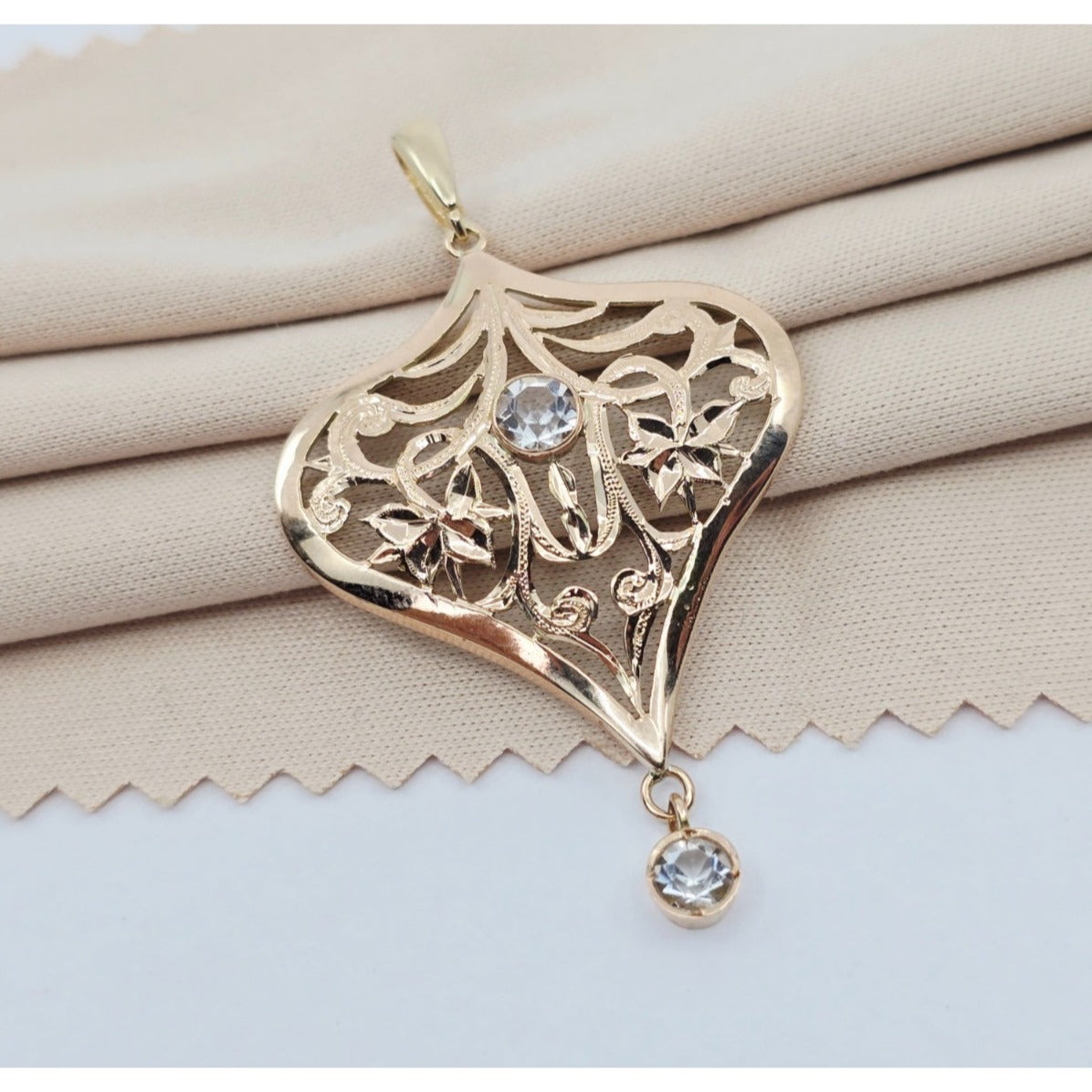 Vintage 14K Yellow Gold Diamond Cut Drop Dangle Charm Pendant