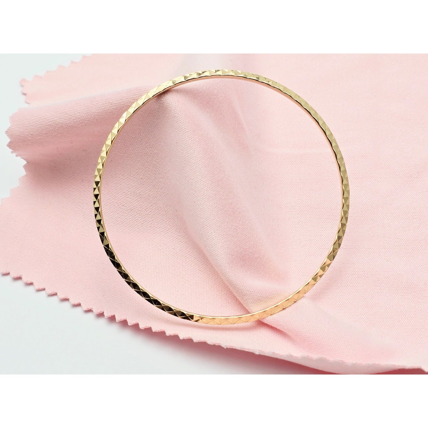 17K Yellow Gold Diamond Cut Bangle Bracelet