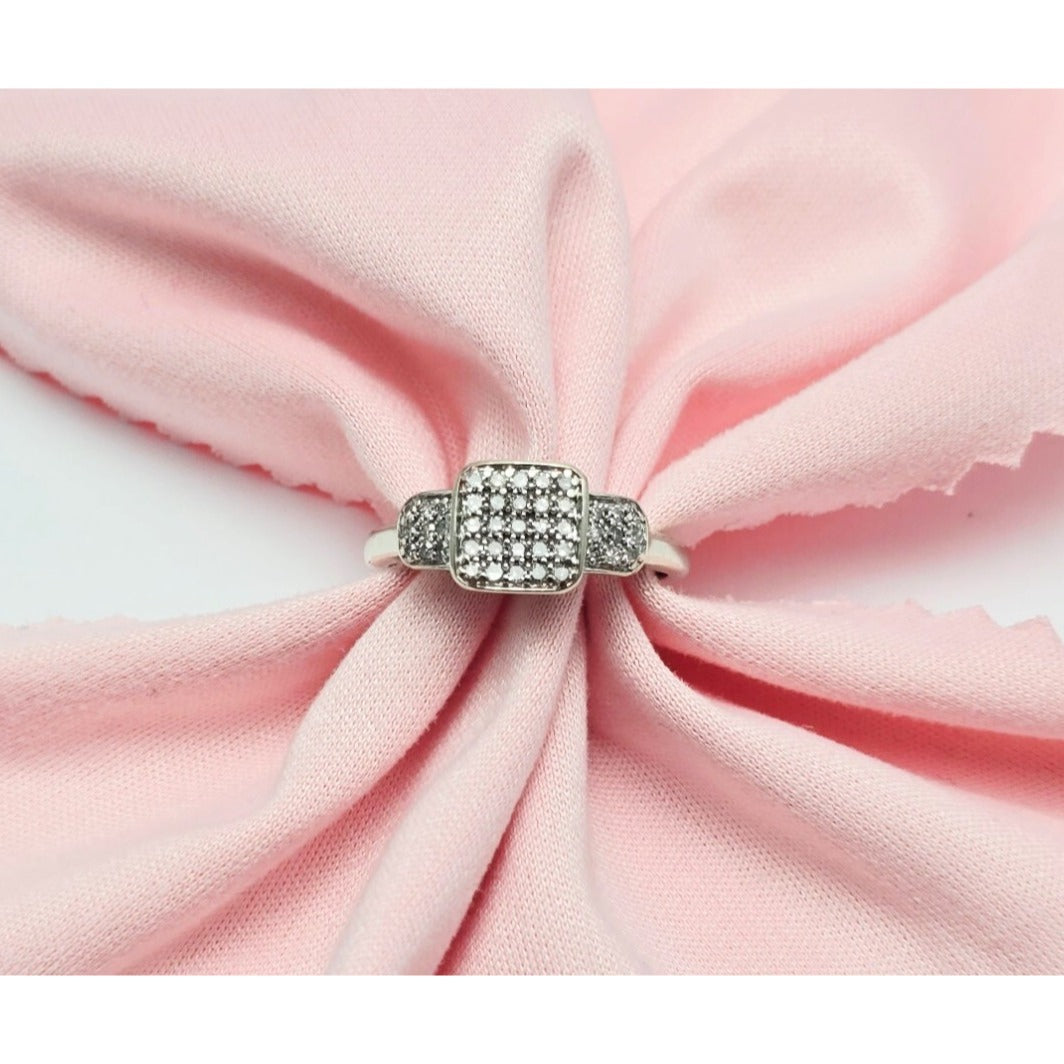 14K White Gold Round Cut Diamond Ring