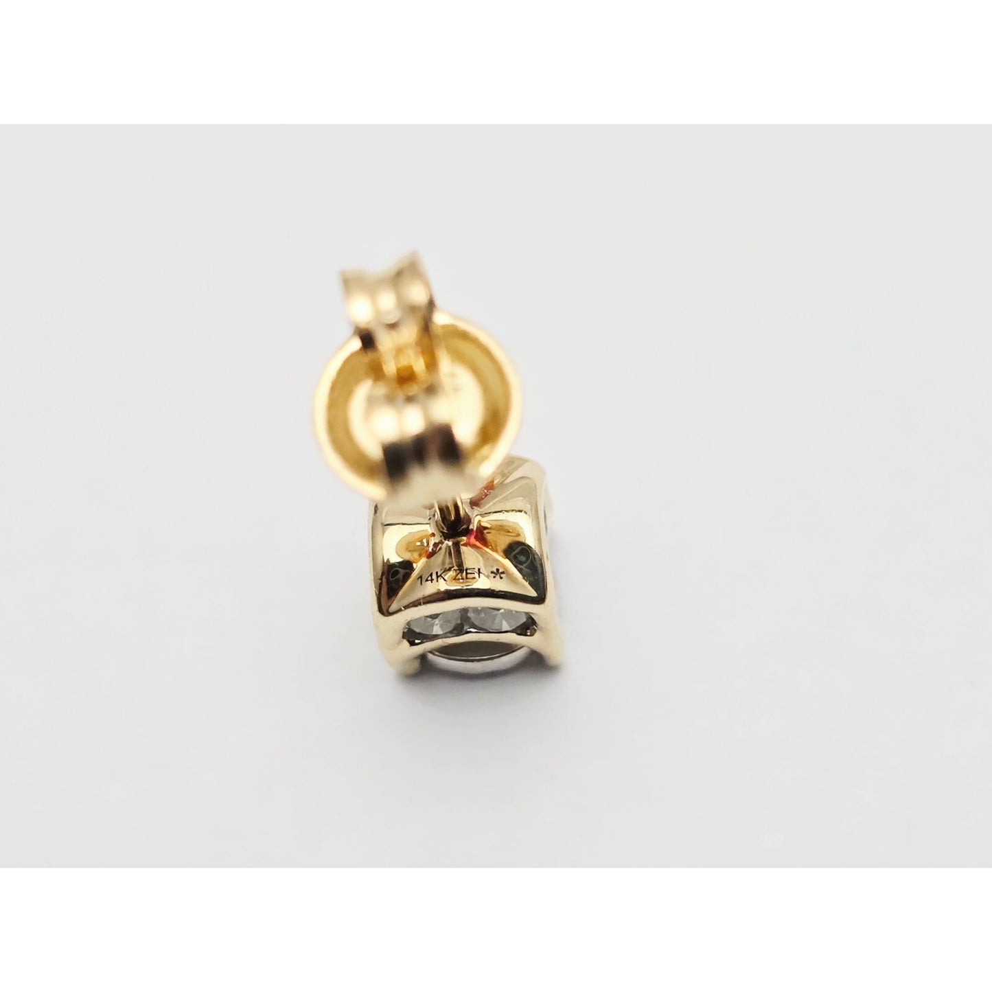 Single 14K Yellow Gold Round Cut Diamond Stud Earring