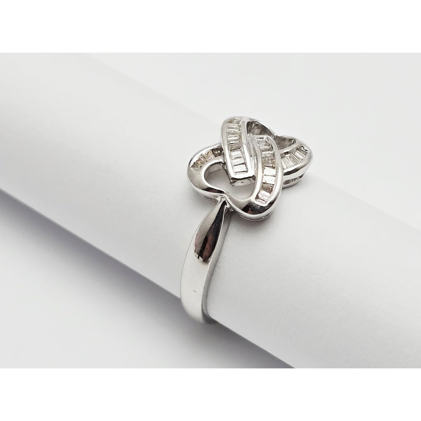 18K White Gold Baguette Cut Diamond Interlocking Ring