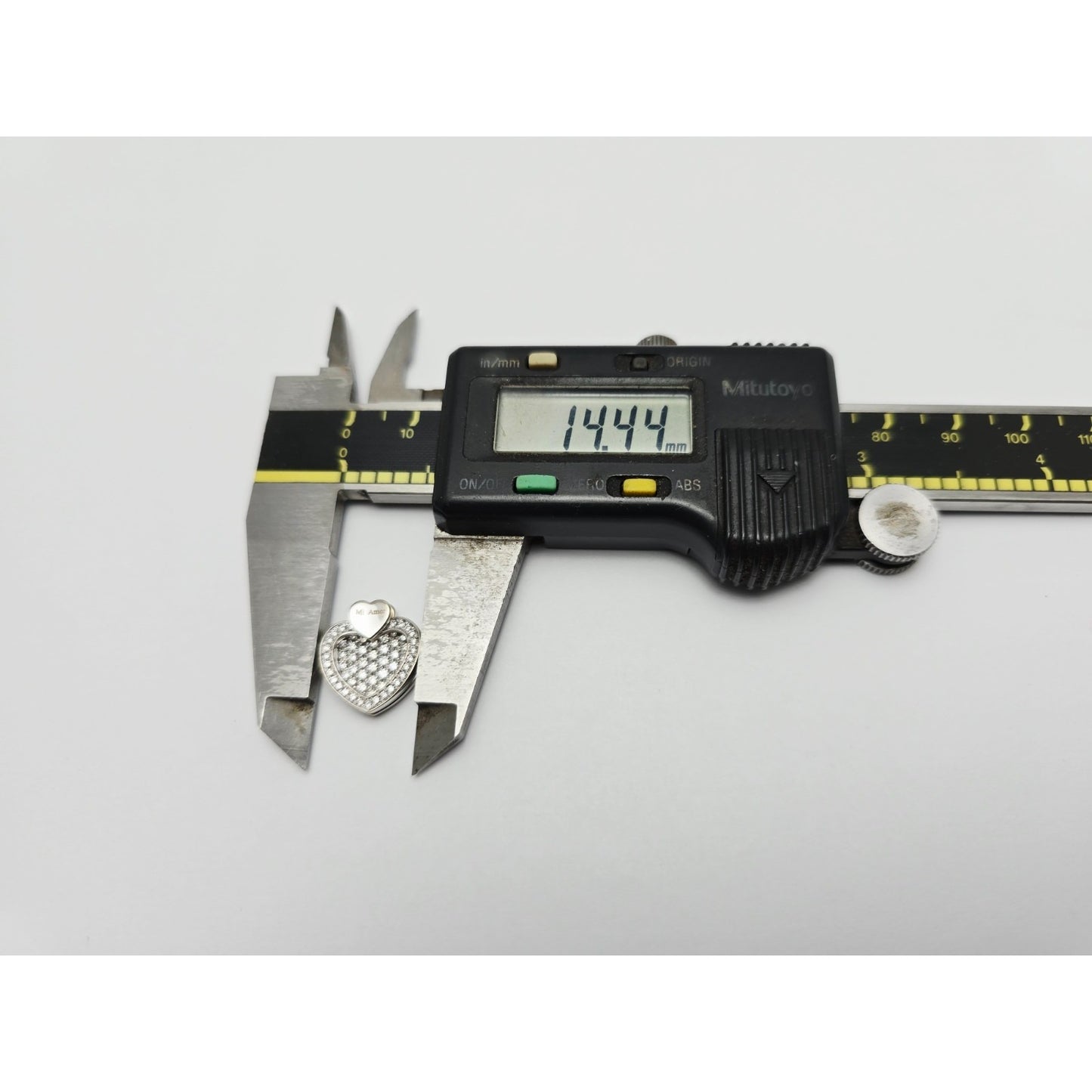 18K White Gold Round Cut Diamond Motion Heart Mi Amor Charm Pendant