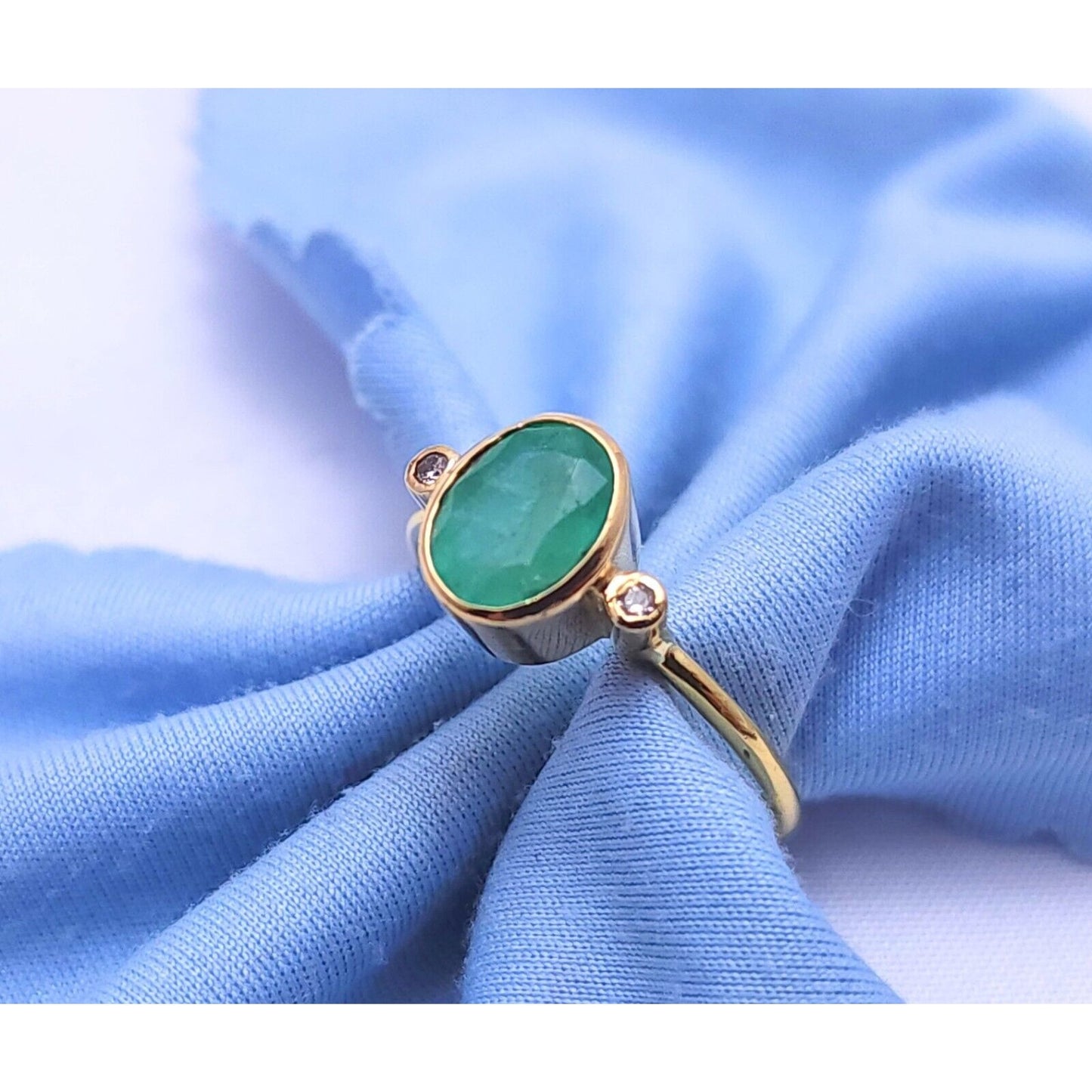 18K Yellow Gold Emerald & Round Cut Diamond Ring