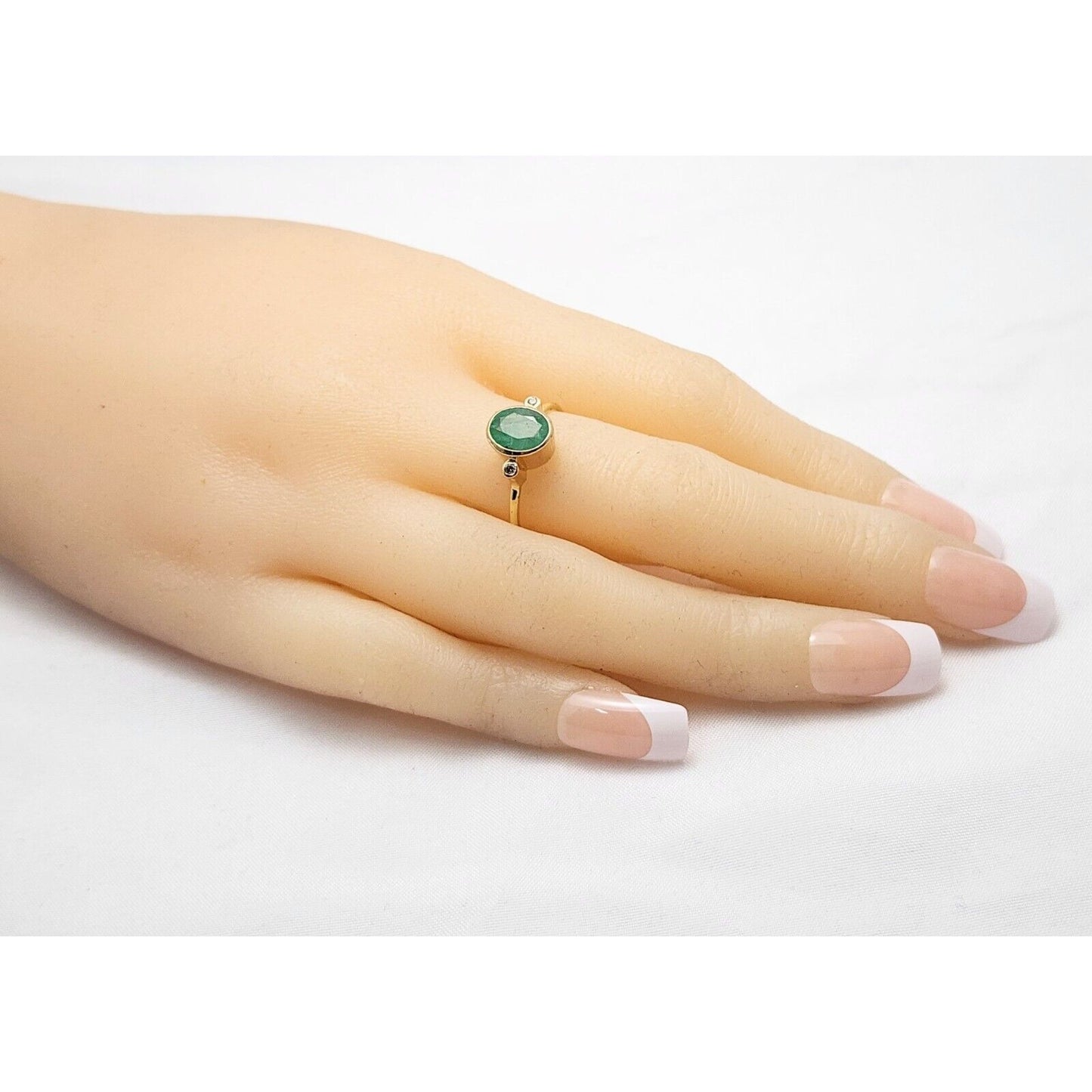 18K Yellow Gold Emerald & Round Cut Diamond Ring
