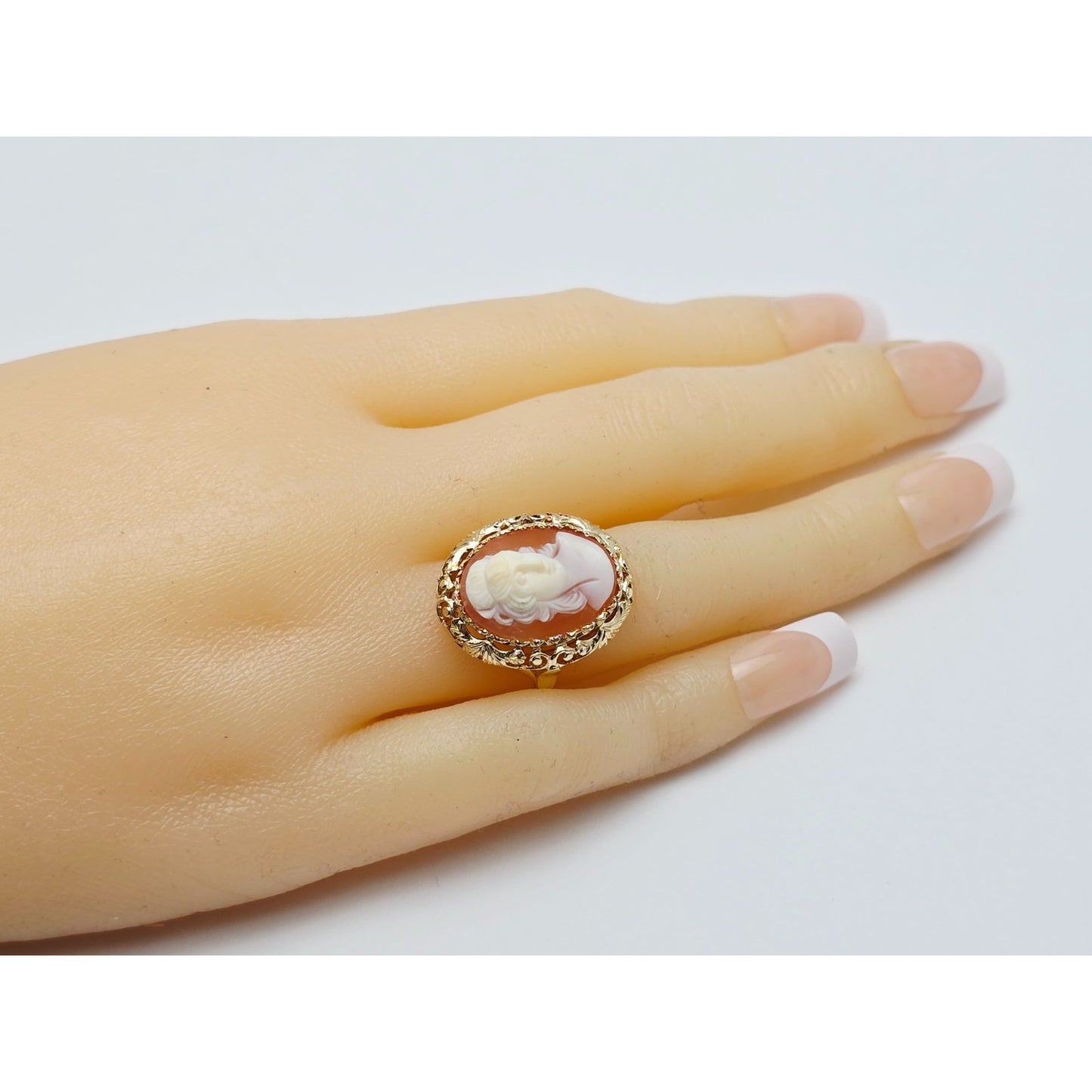 Antique Vintage 14K Yellow Gold Oval Cameo Filigree Ring