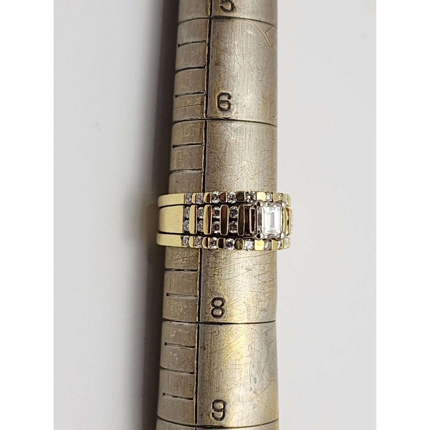 18K Yellow Gold Emerald & Round Cut Diamond Ring