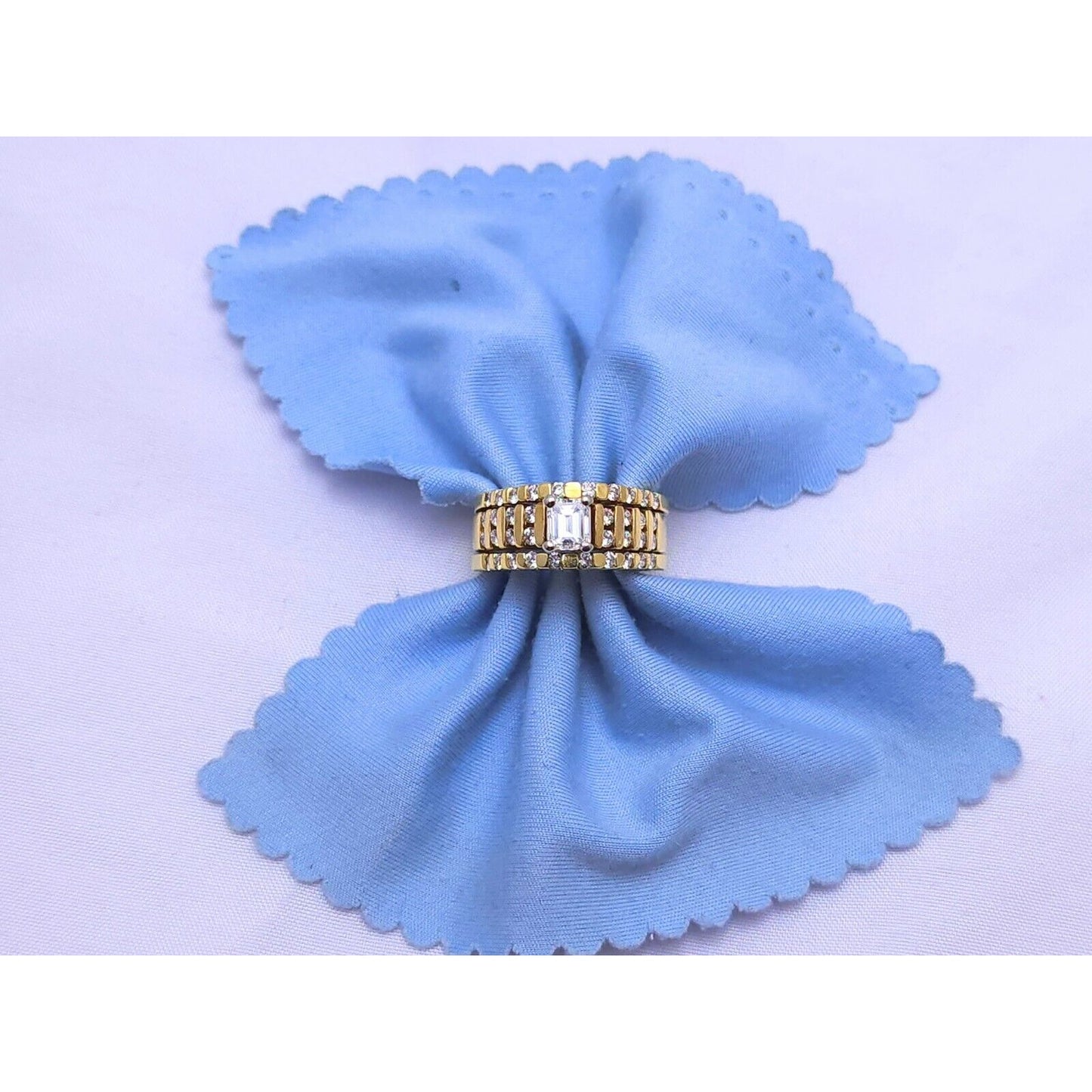 18K Yellow Gold Emerald & Round Cut Diamond Ring