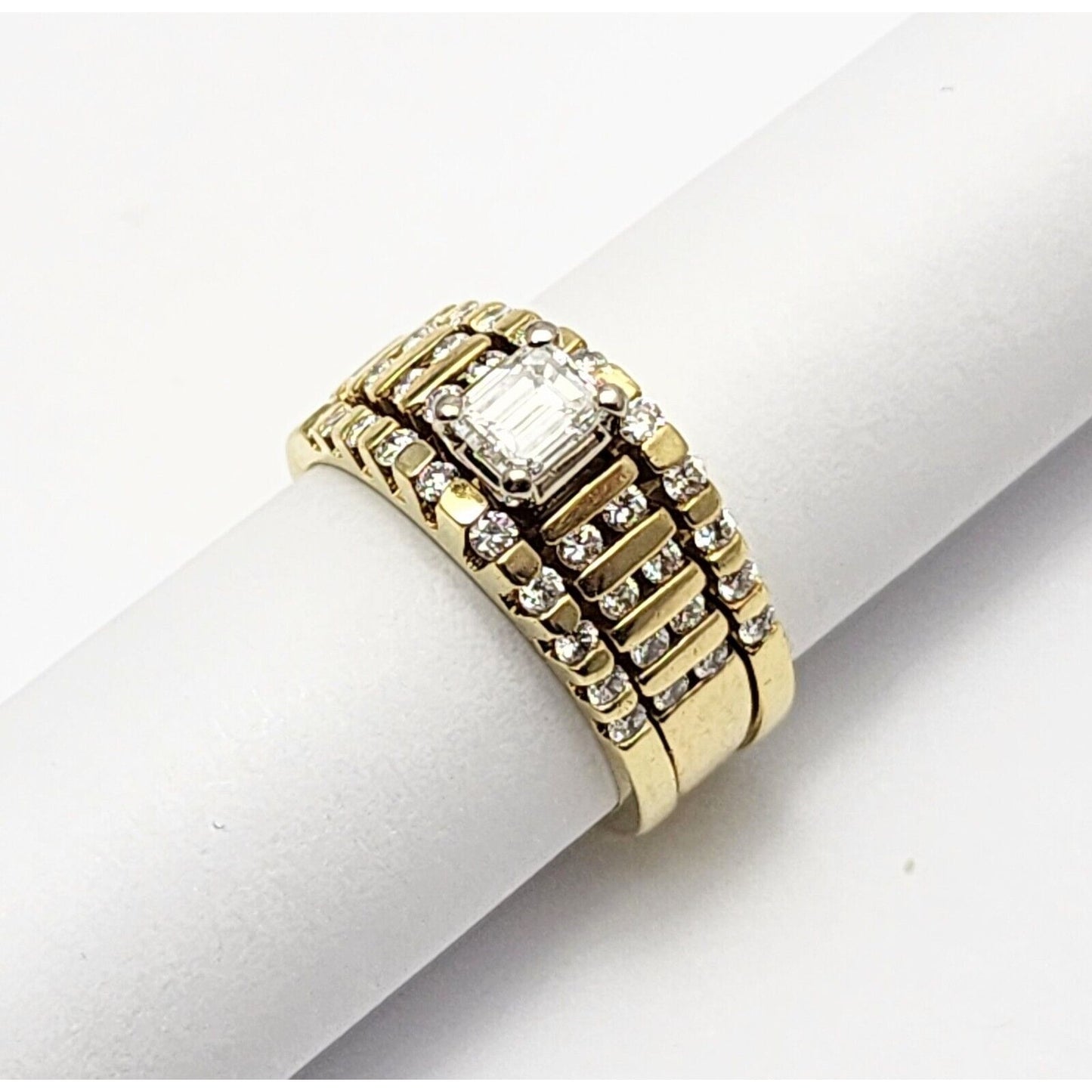 18K Yellow Gold Emerald & Round Cut Diamond Ring