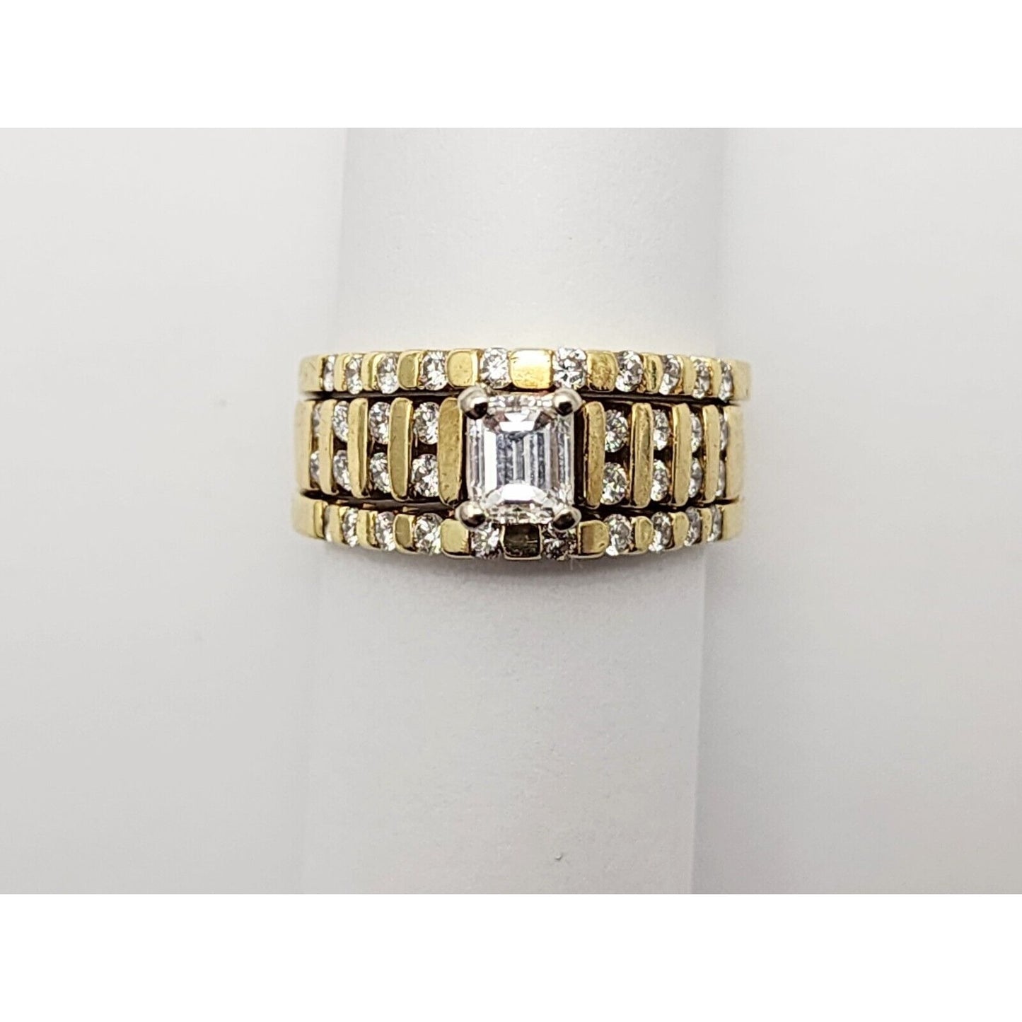 18K Yellow Gold Emerald & Round Cut Diamond Ring