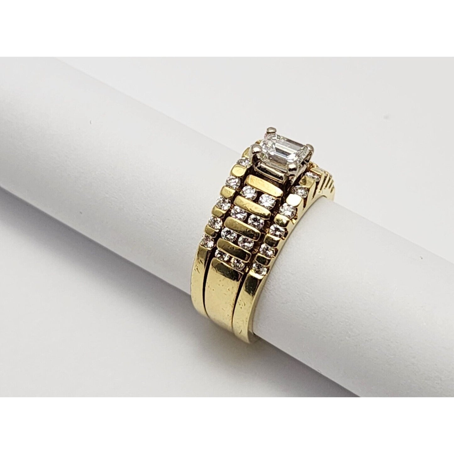 18K Yellow Gold Emerald & Round Cut Diamond Ring