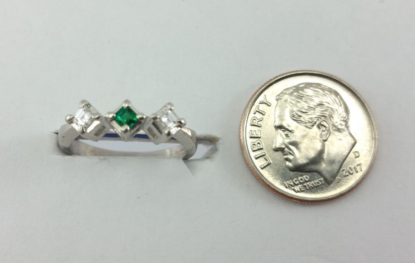 Exquisite Solid Platinum 900PL Desinger Ladies Ring With Emerald & Diamonds