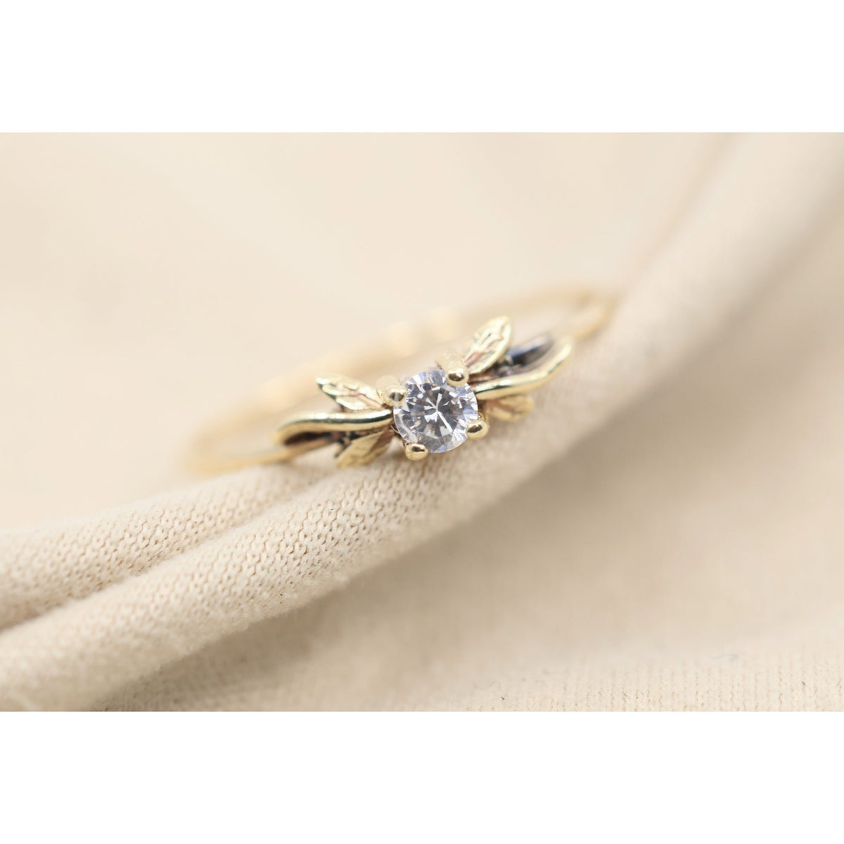 14K Yellow Gold Solitaire Leaf Vine Floral Design Ring