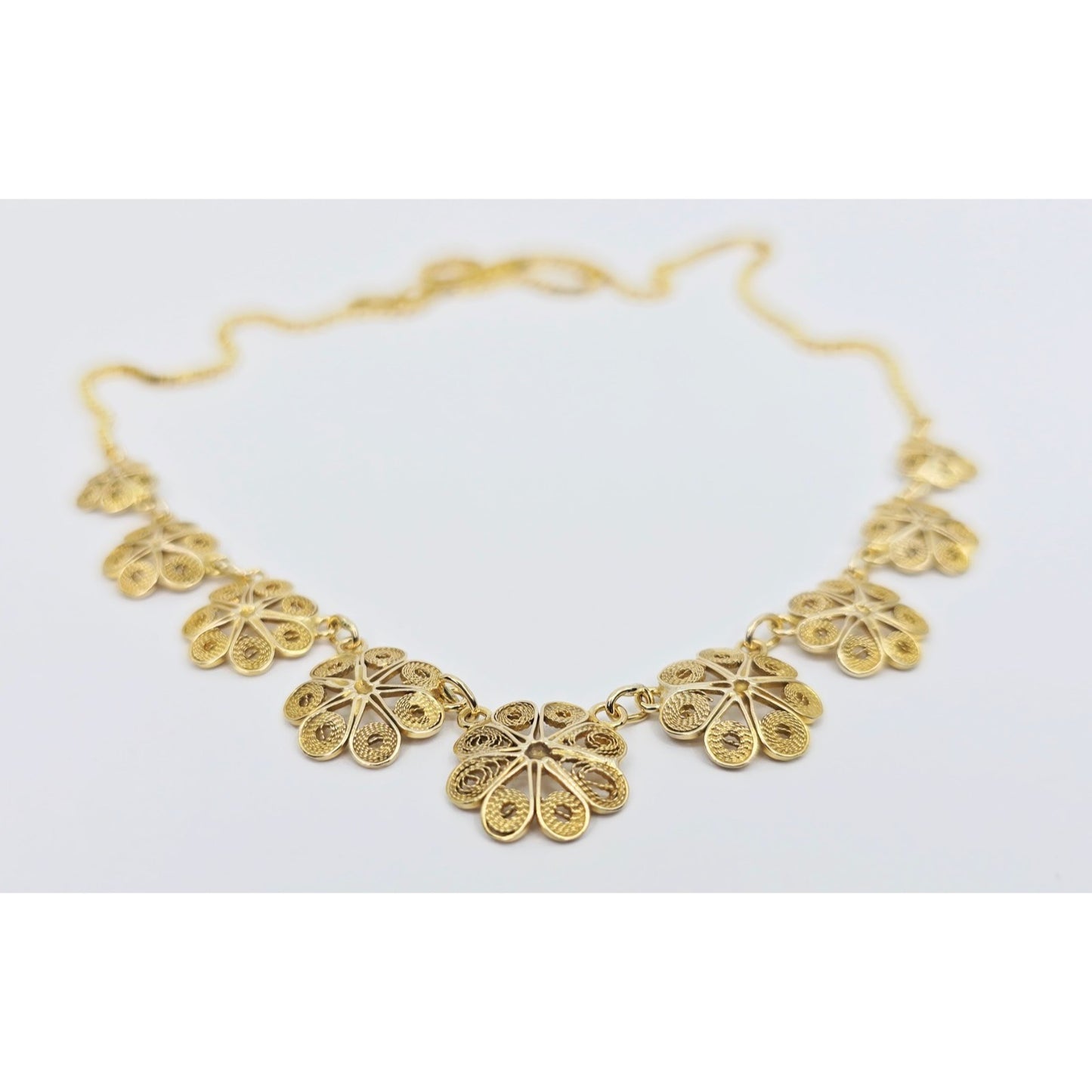 14K Yellow Gold Box Link Graduated Flower Chain Necklace