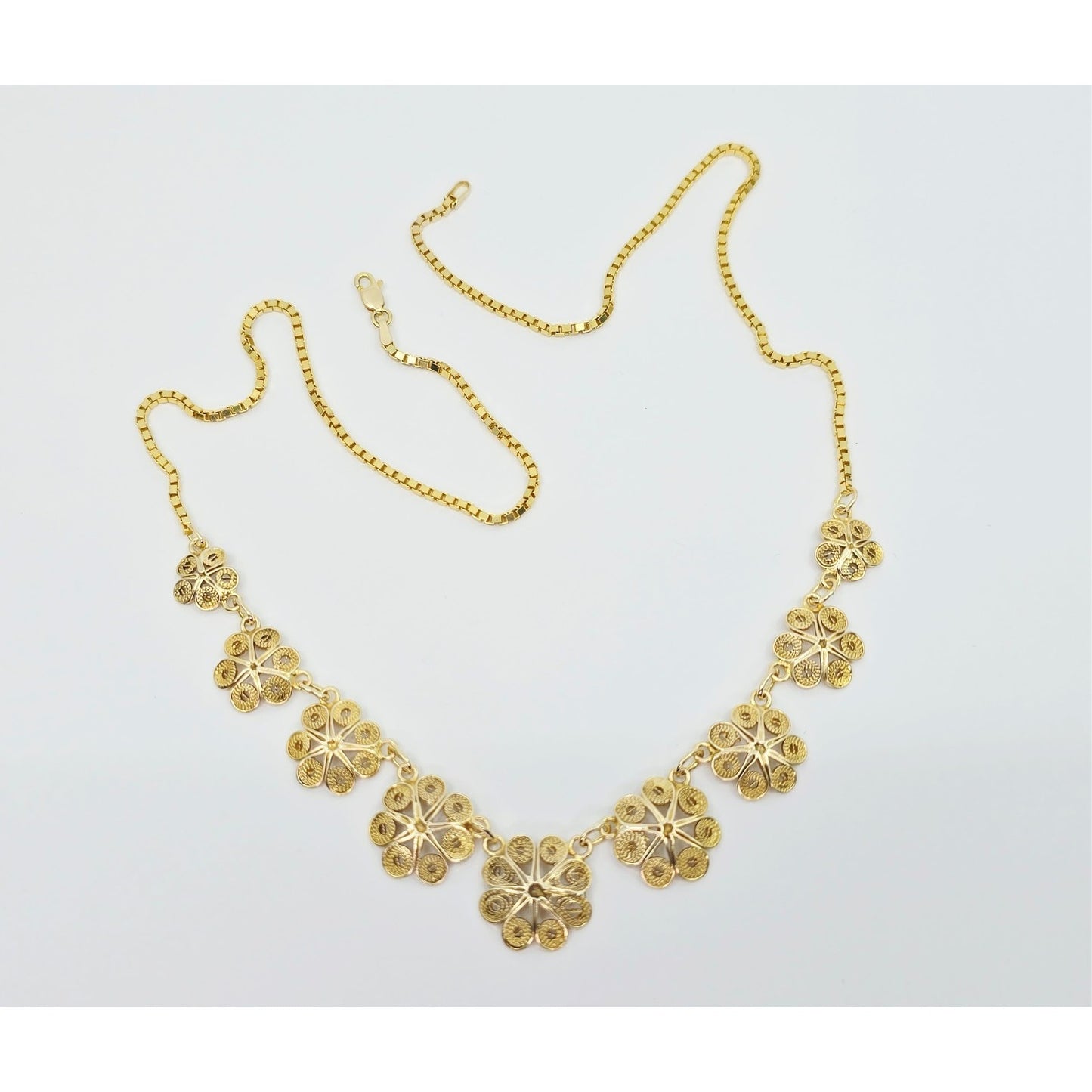 14K Yellow Gold Box Link Graduated Flower Chain Necklace
