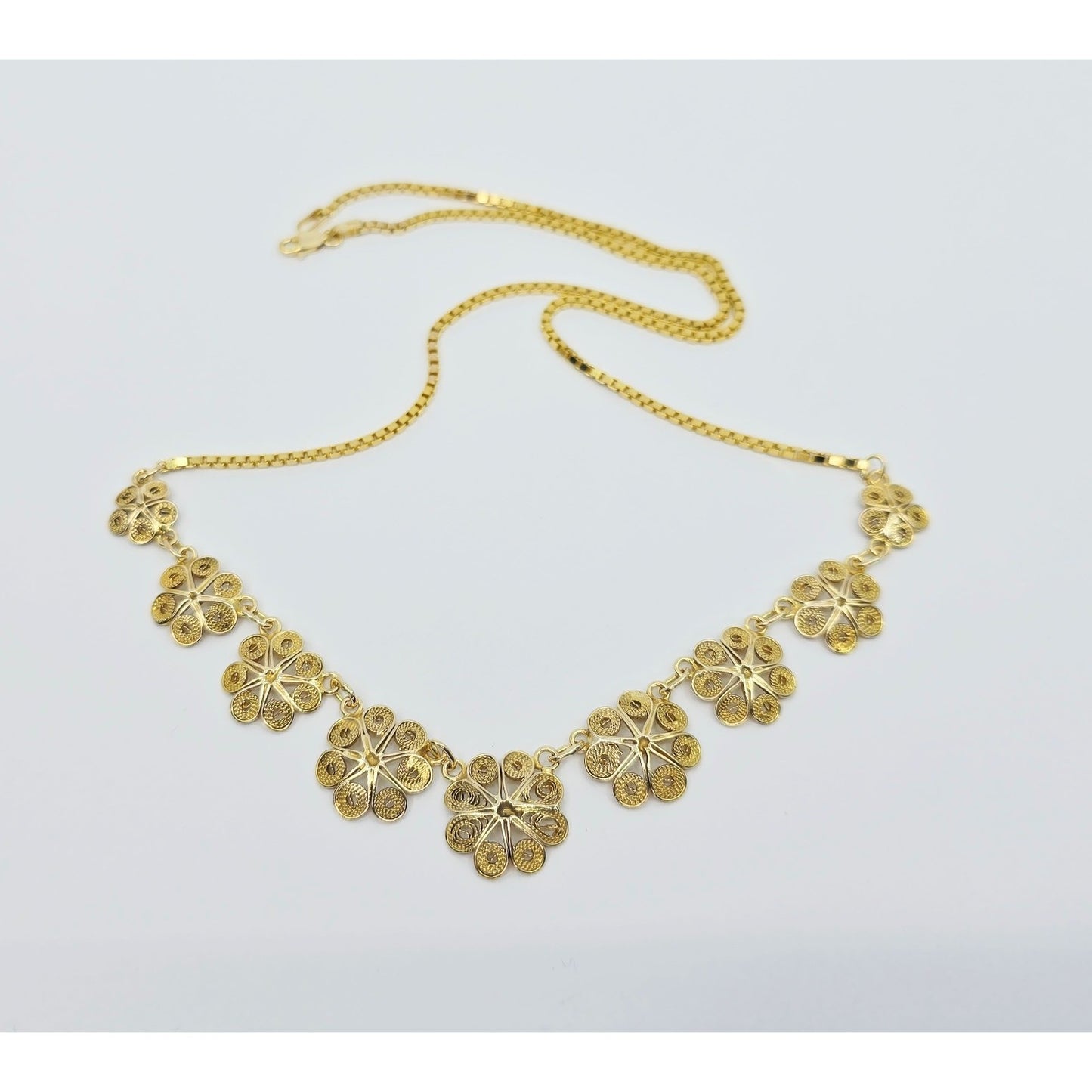 14K Yellow Gold Box Link Graduated Flower Chain Necklace