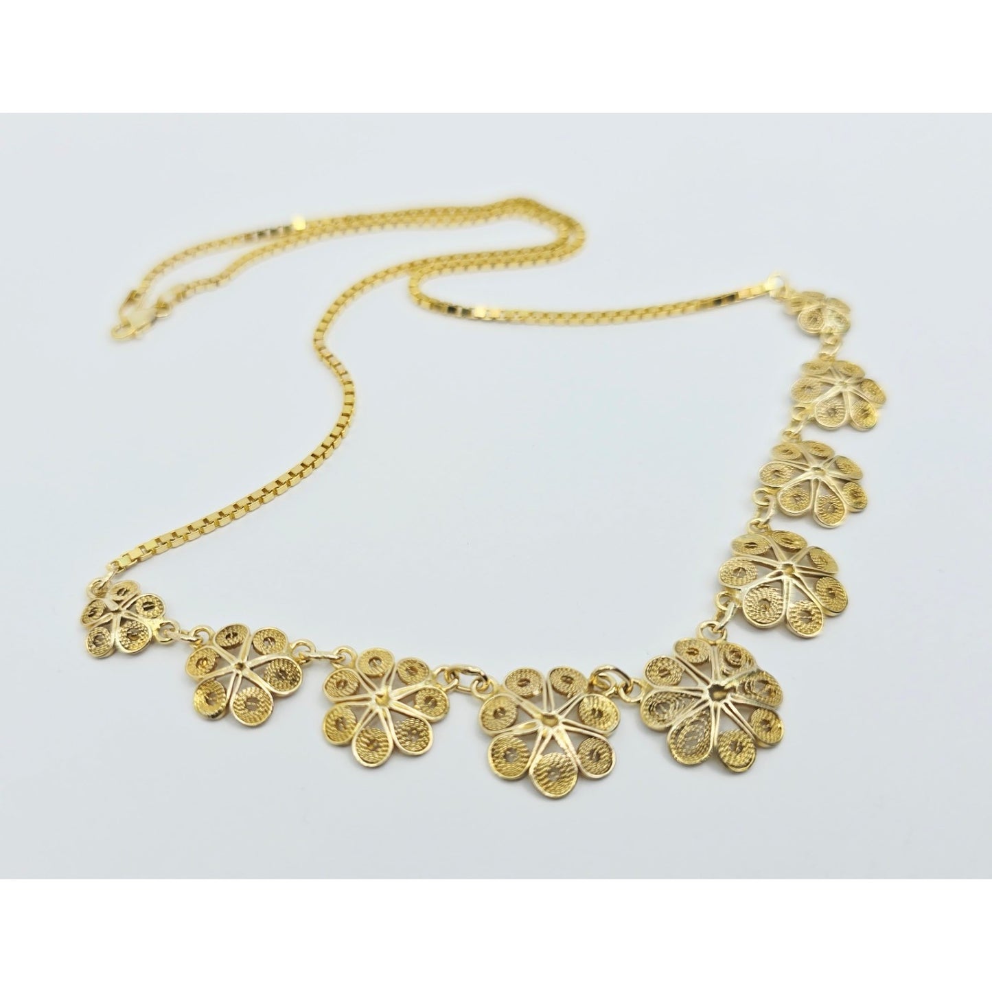 14K Yellow Gold Box Link Graduated Flower Chain Necklace