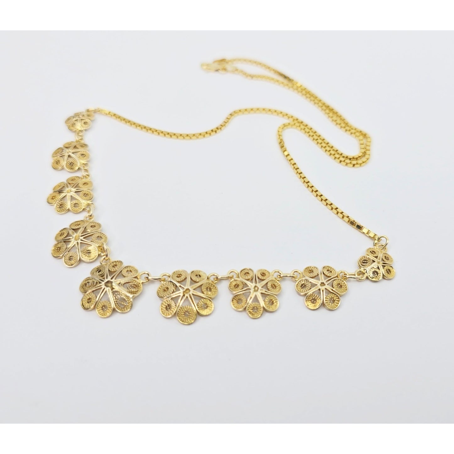 14K Yellow Gold Box Link Graduated Flower Chain Necklace