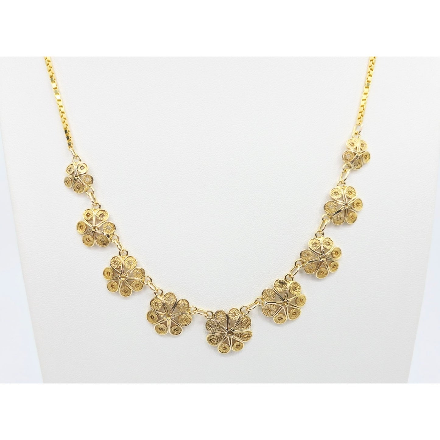14K Yellow Gold Box Link Graduated Flower Chain Necklace