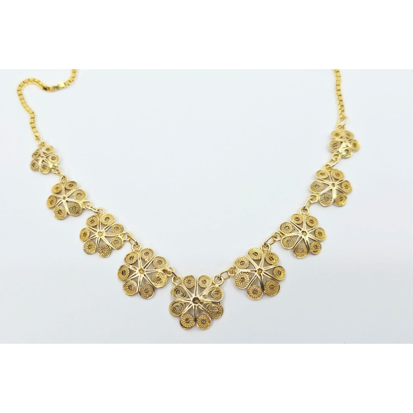 14K Yellow Gold Box Link Graduated Flower Chain Necklace