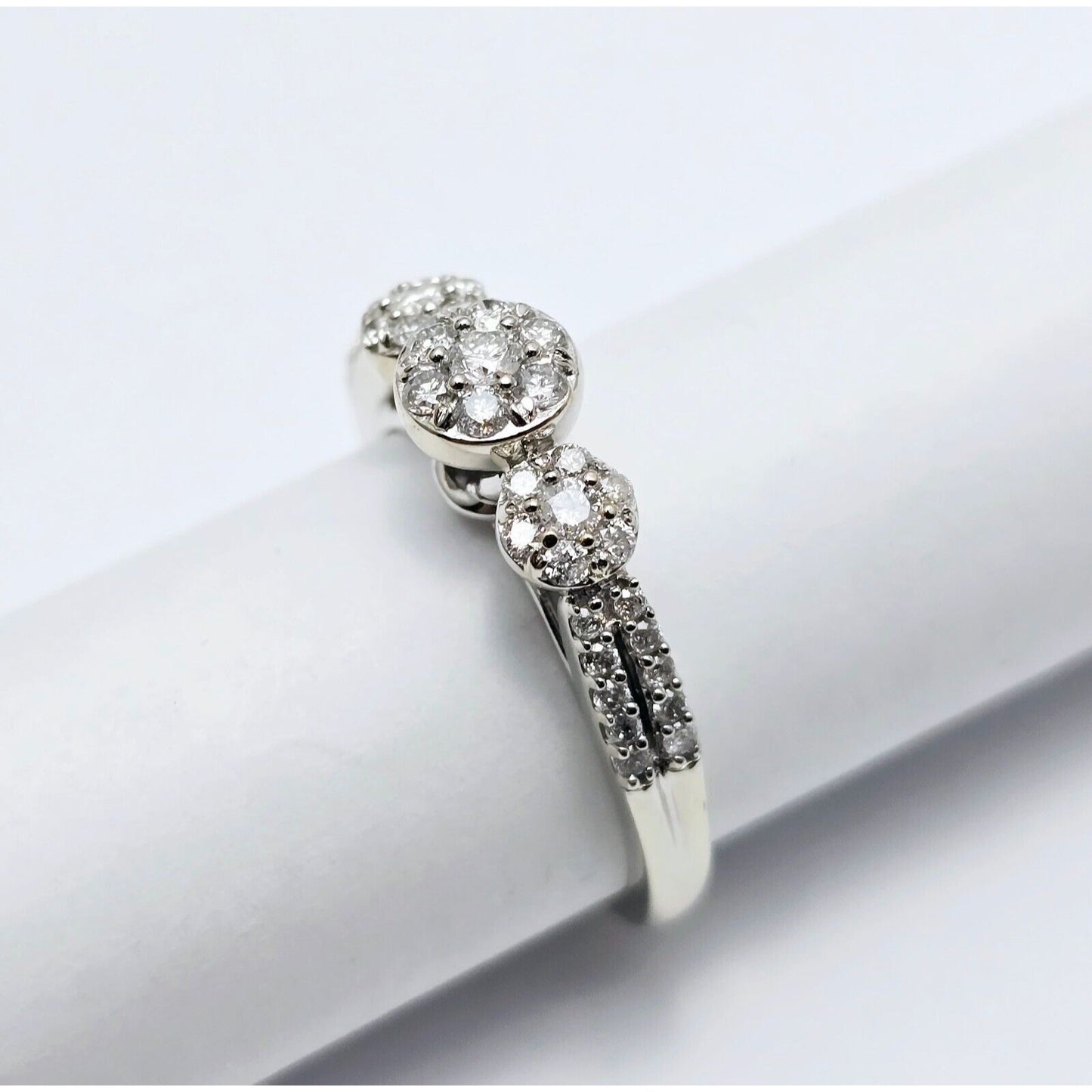 10K White Gold Round Cut Diamond Ring