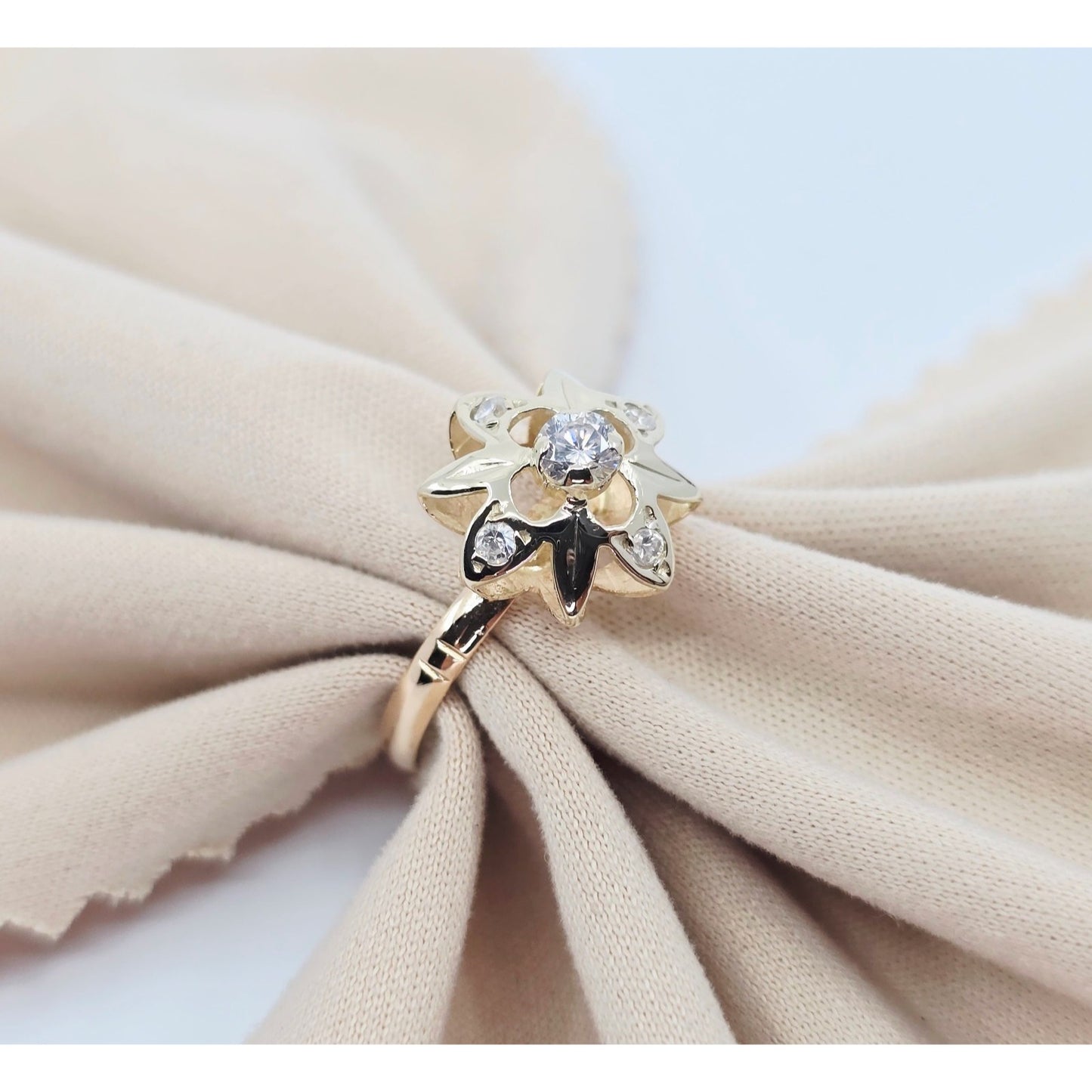Vintage 14K Two Tone Gold Star Shaped CZ Ring