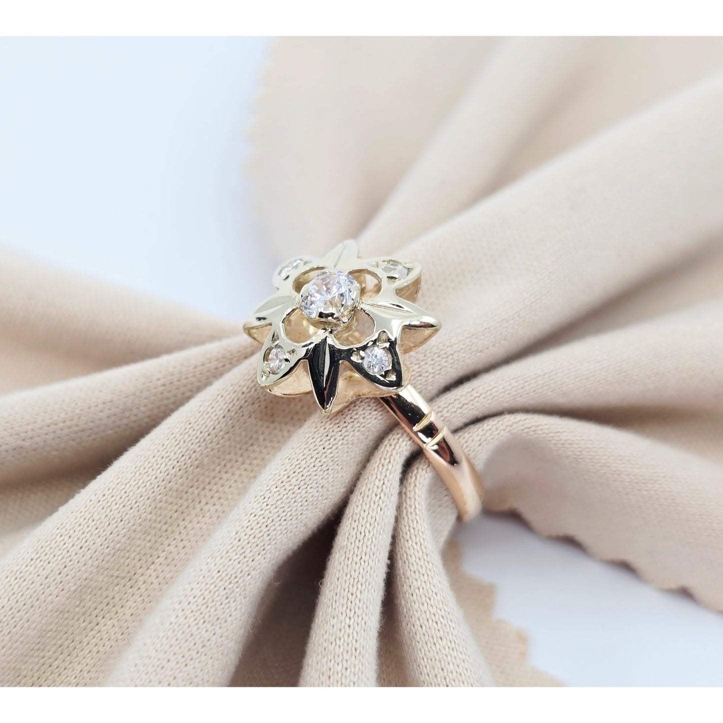 Vintage 14K Two Tone Gold Star Shaped CZ Ring