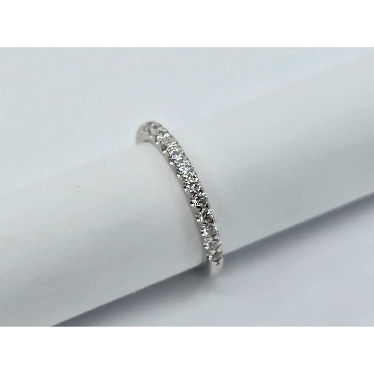 Thin 18K White Gold Single Row Round Cut Diamond Wedding Band Ring
