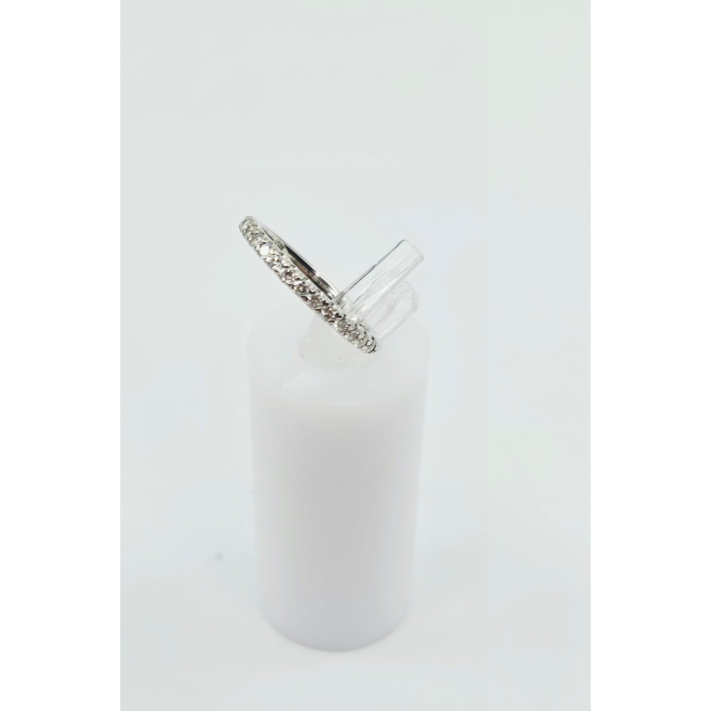 Thin 18K White Gold Single Row Round Cut Diamond Wedding Band Ring