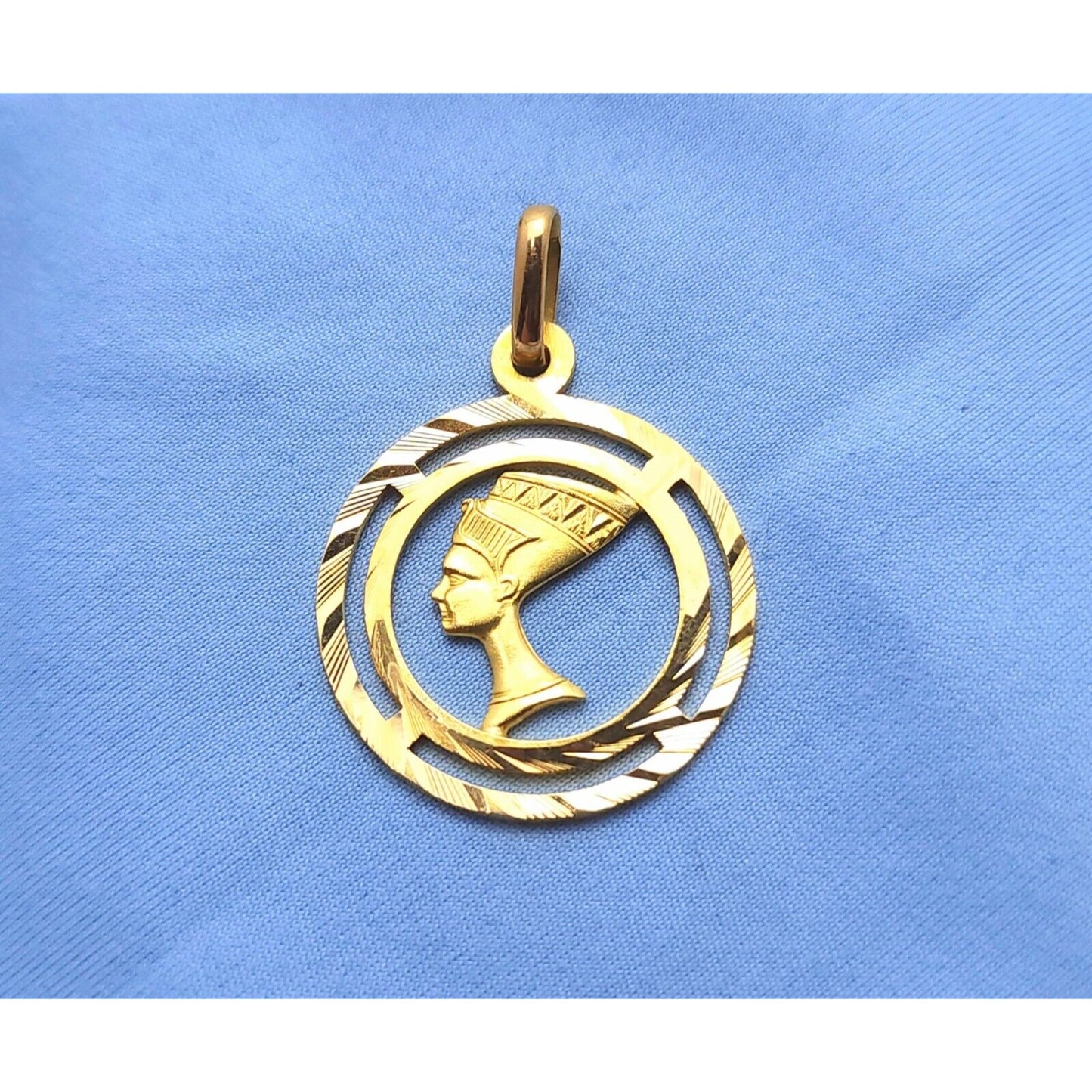 18K Yellow Gold Round Nefertiti Charm Pendant