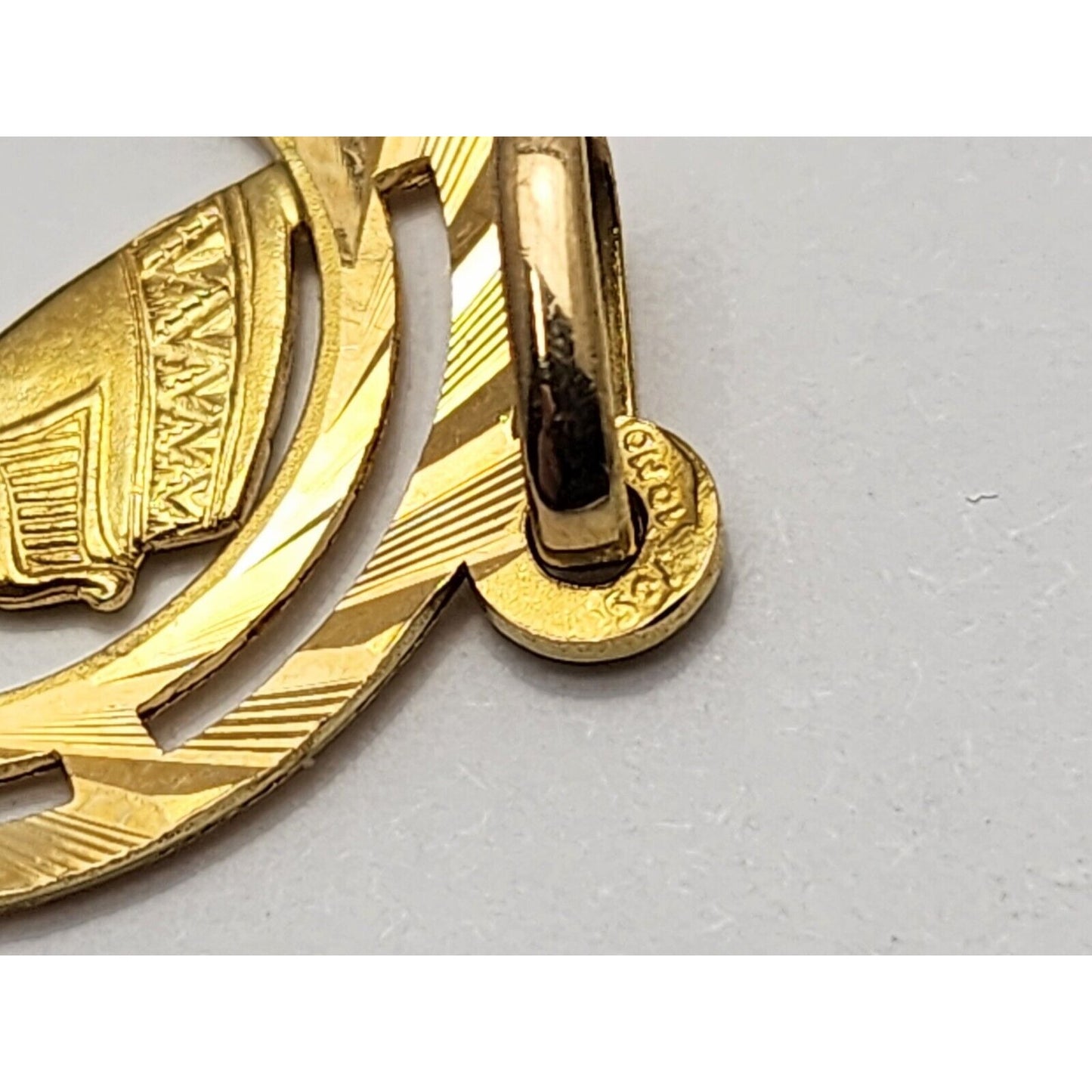 18K Yellow Gold Round Nefertiti Charm Pendant