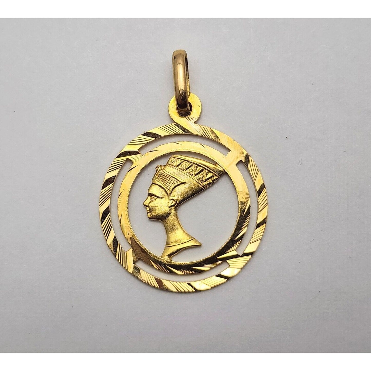 18K Yellow Gold Round Nefertiti Charm Pendant