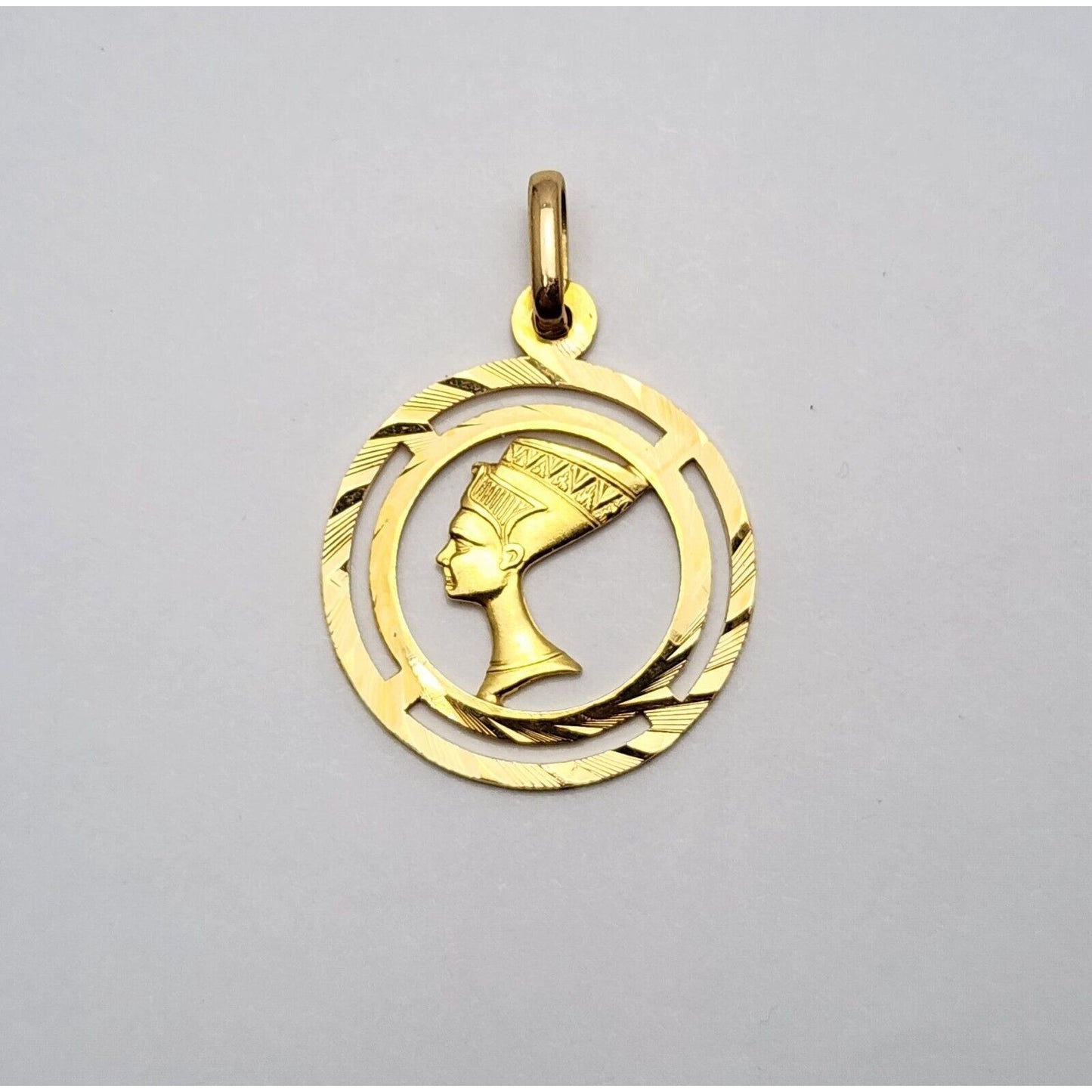 18K Yellow Gold Round Nefertiti Charm Pendant