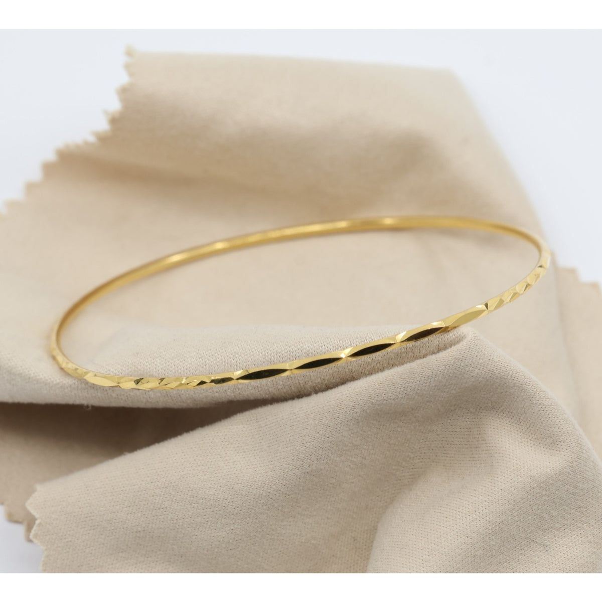 18K Yellow Gold Diamond Cut Bangle Bracelet