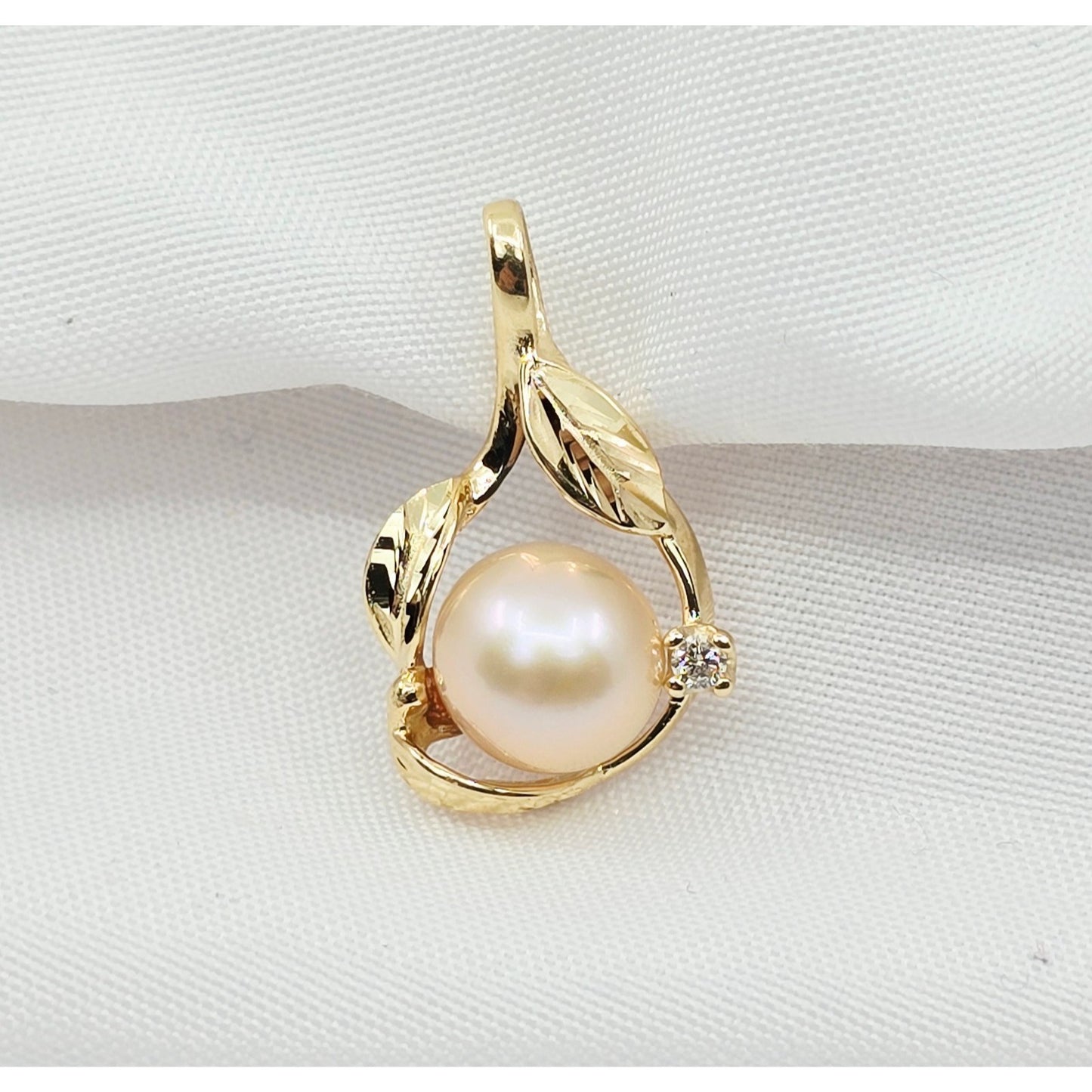 14K Yellow Gold Pearl & Round Diamond Charm Pendant
