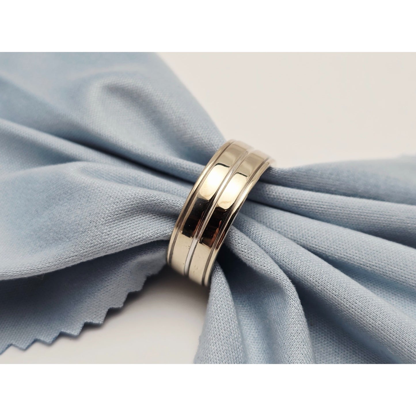 18K White Gold Polished Lined Wedding Band Ring